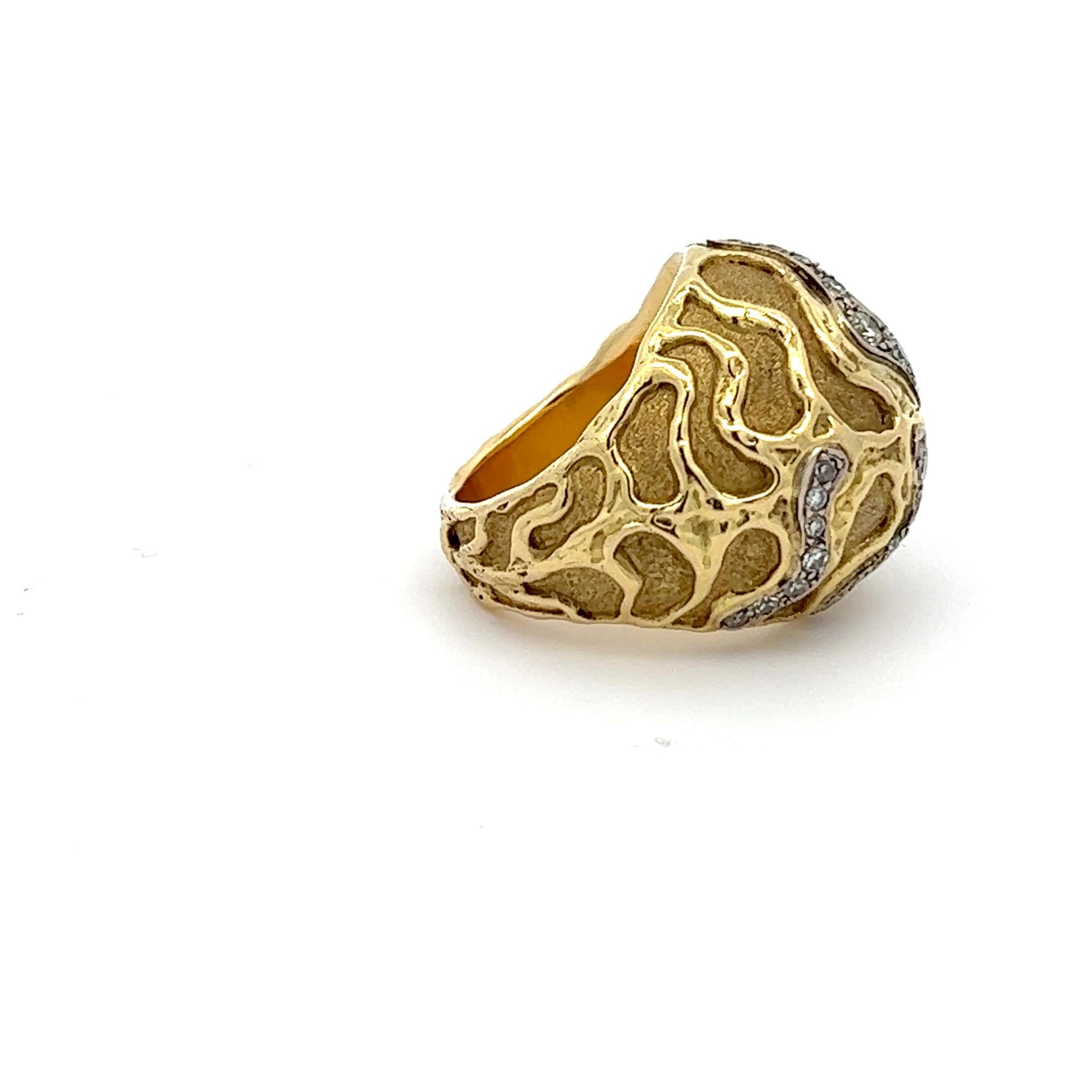 Ein Ring aus 18 Karat Gelbgold, verziert mit Diamanten, von Leo de Vroomen. 
Das Gesamtgewicht der Diamanten beträgt ca. 0,45ct, in der Fassung bewertet.
Der Ring hat die Größe 55, kann aber in der Größe leicht angepasst werden.
Das Gewicht beträgt
