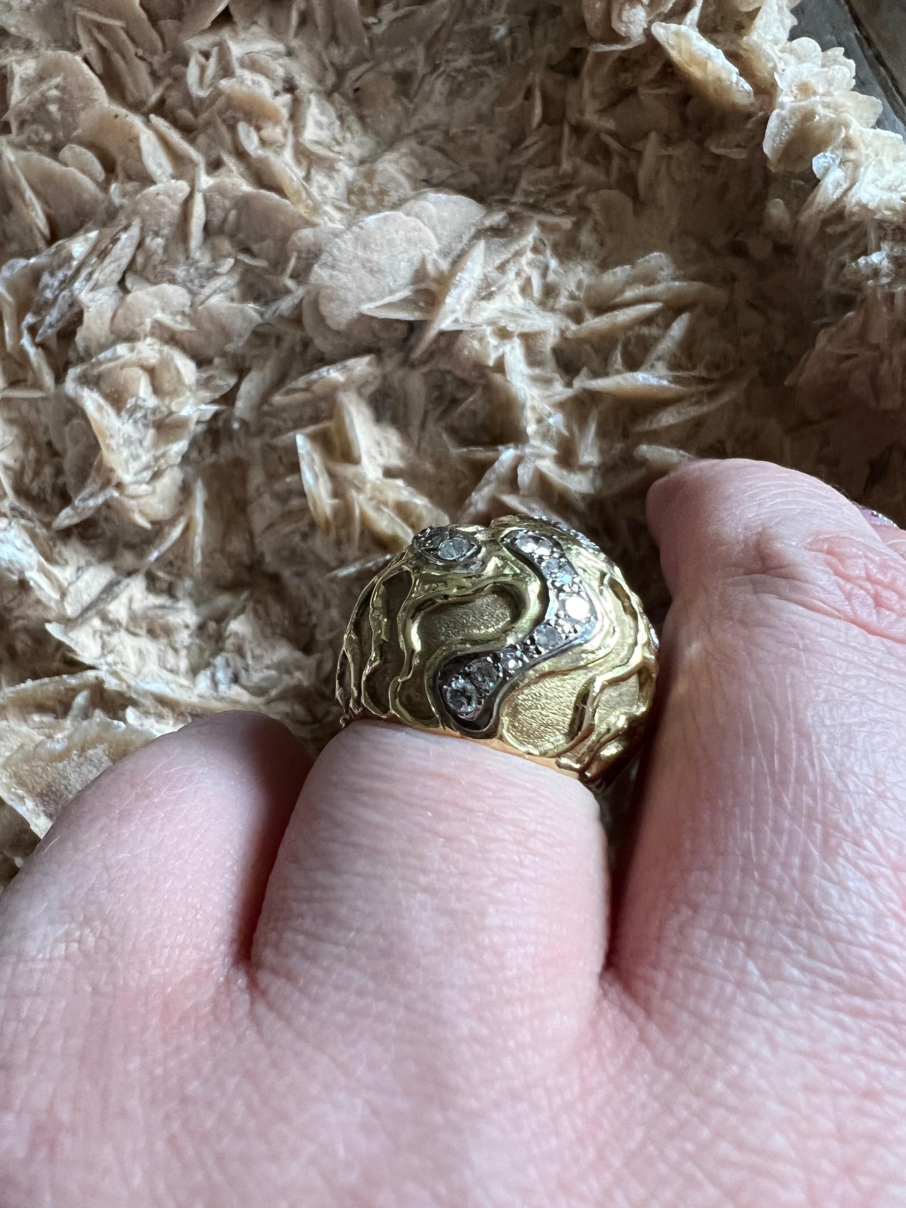 Ein Ring aus 18 Karat Gelbgold und Diamanten von Leo de Vroomen 1