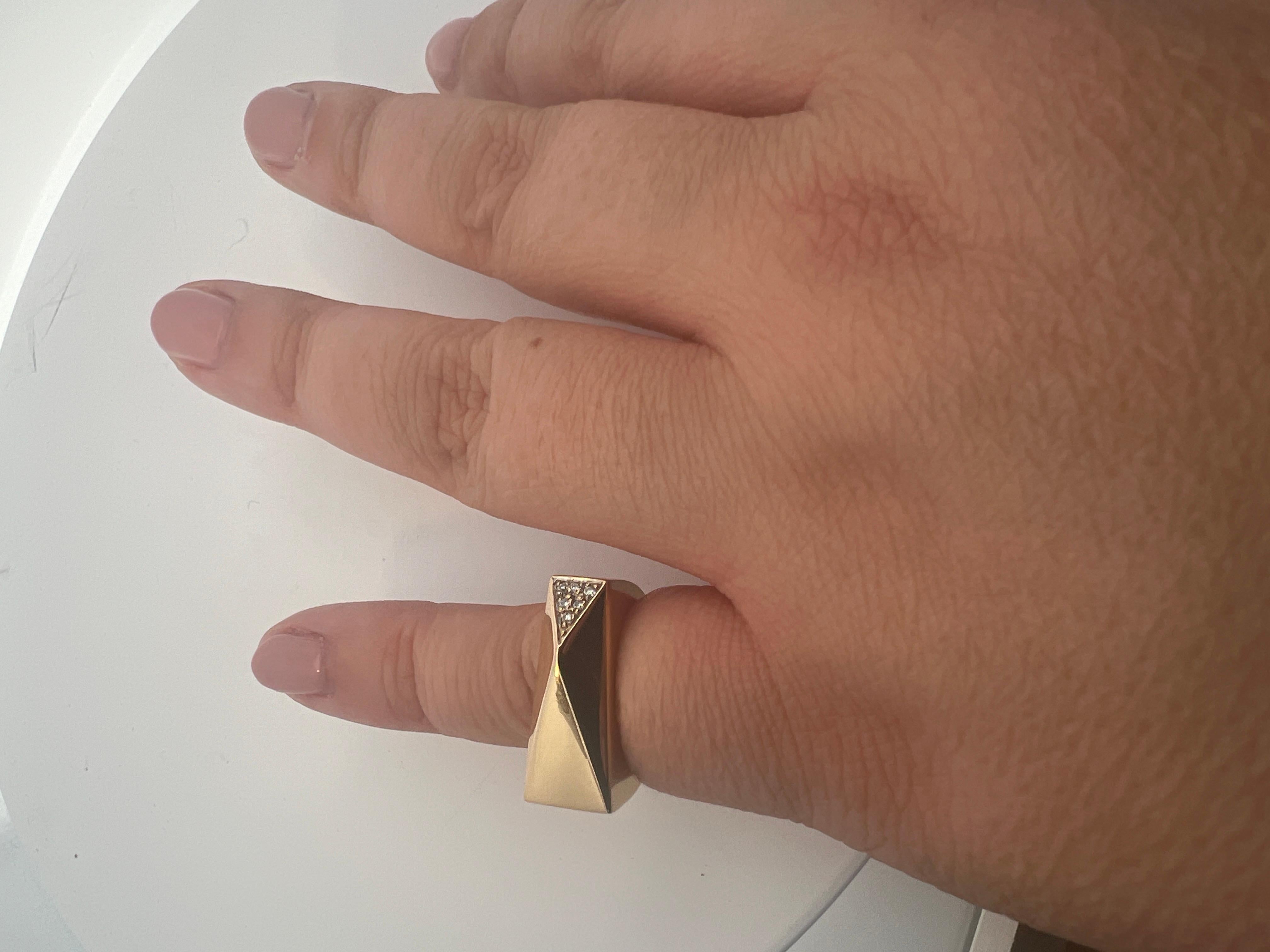 An 18k yellow gold and diamond ring by Versace. For Sale 5