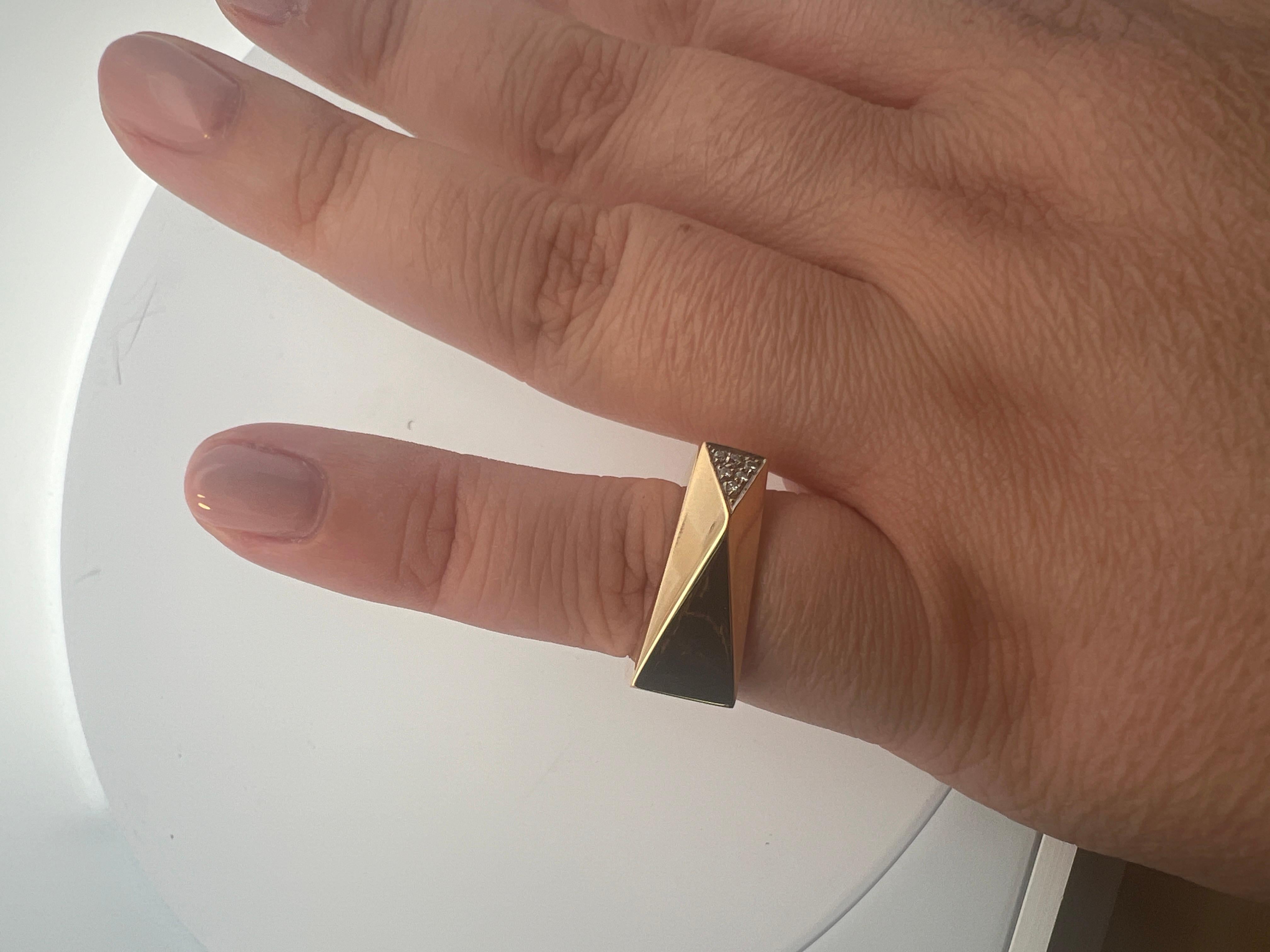 An 18k yellow gold and diamond ring by Versace. For Sale 6