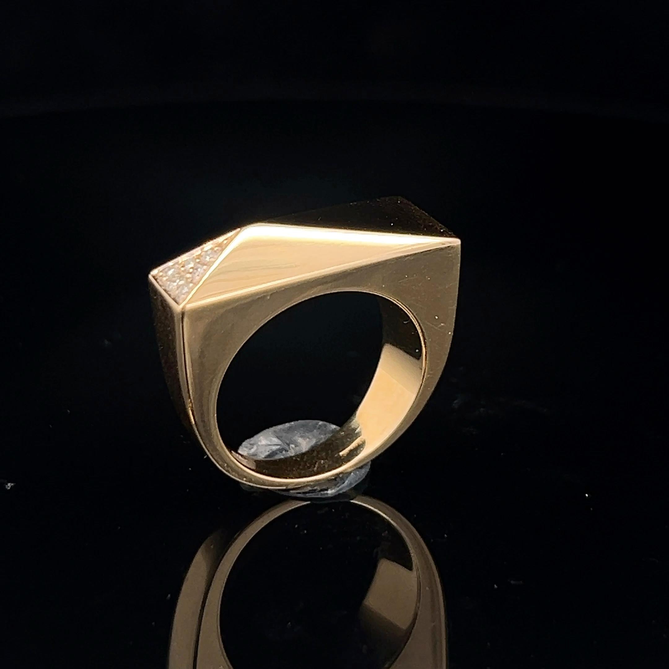 An 18k yellow gold and diamond ring by Versace. For Sale 9