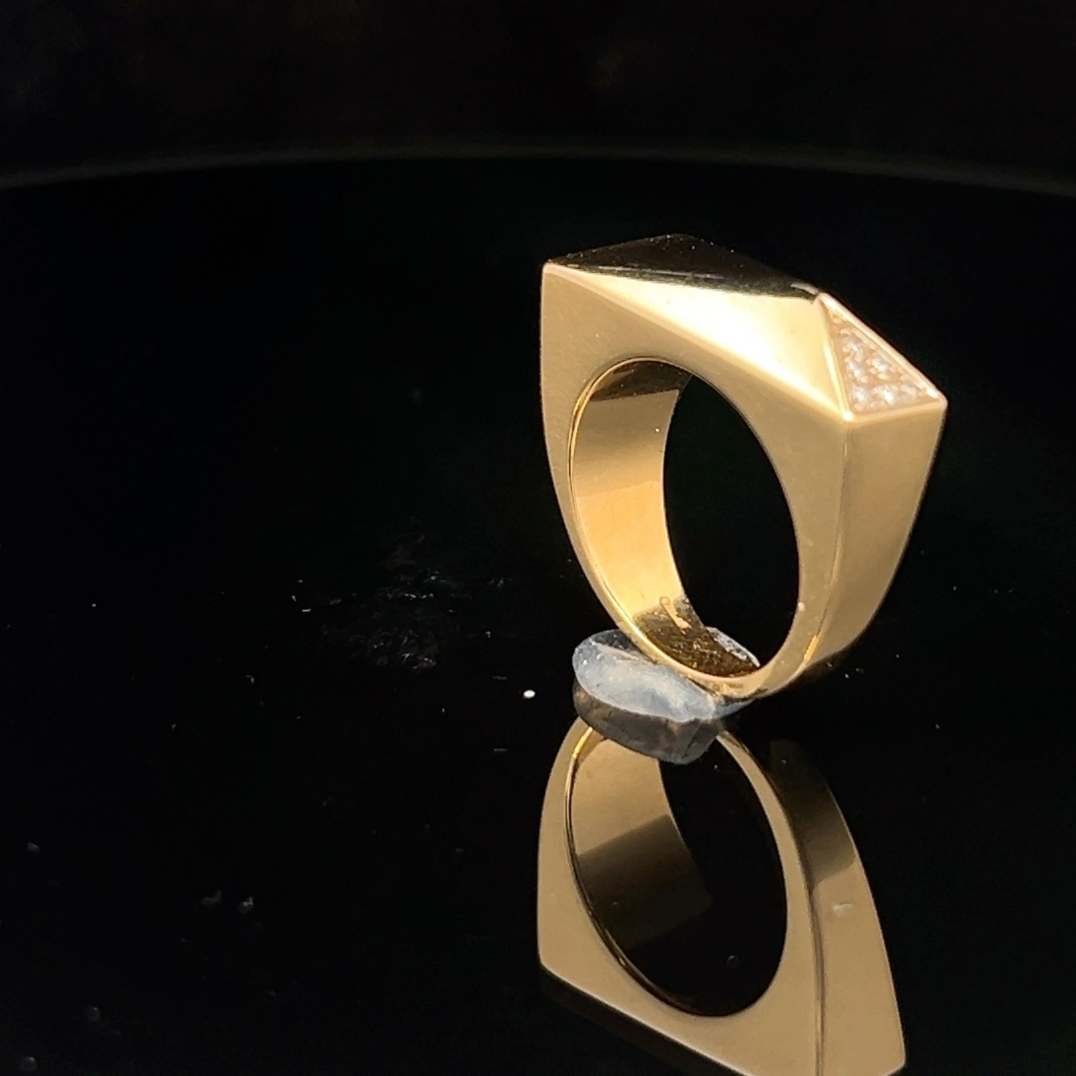 An 18k yellow gold and diamond ring by Versace. For Sale 12