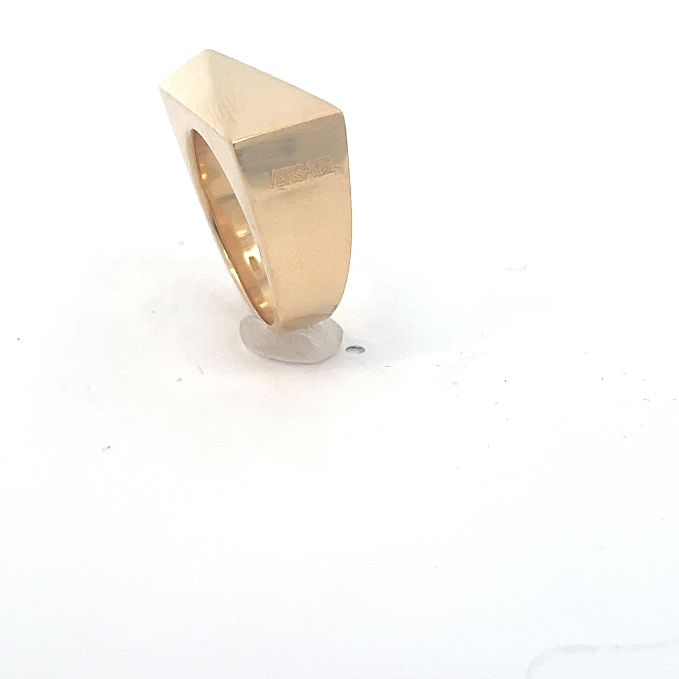 Single Cut An 18k yellow gold and diamond ring by Versace. For Sale