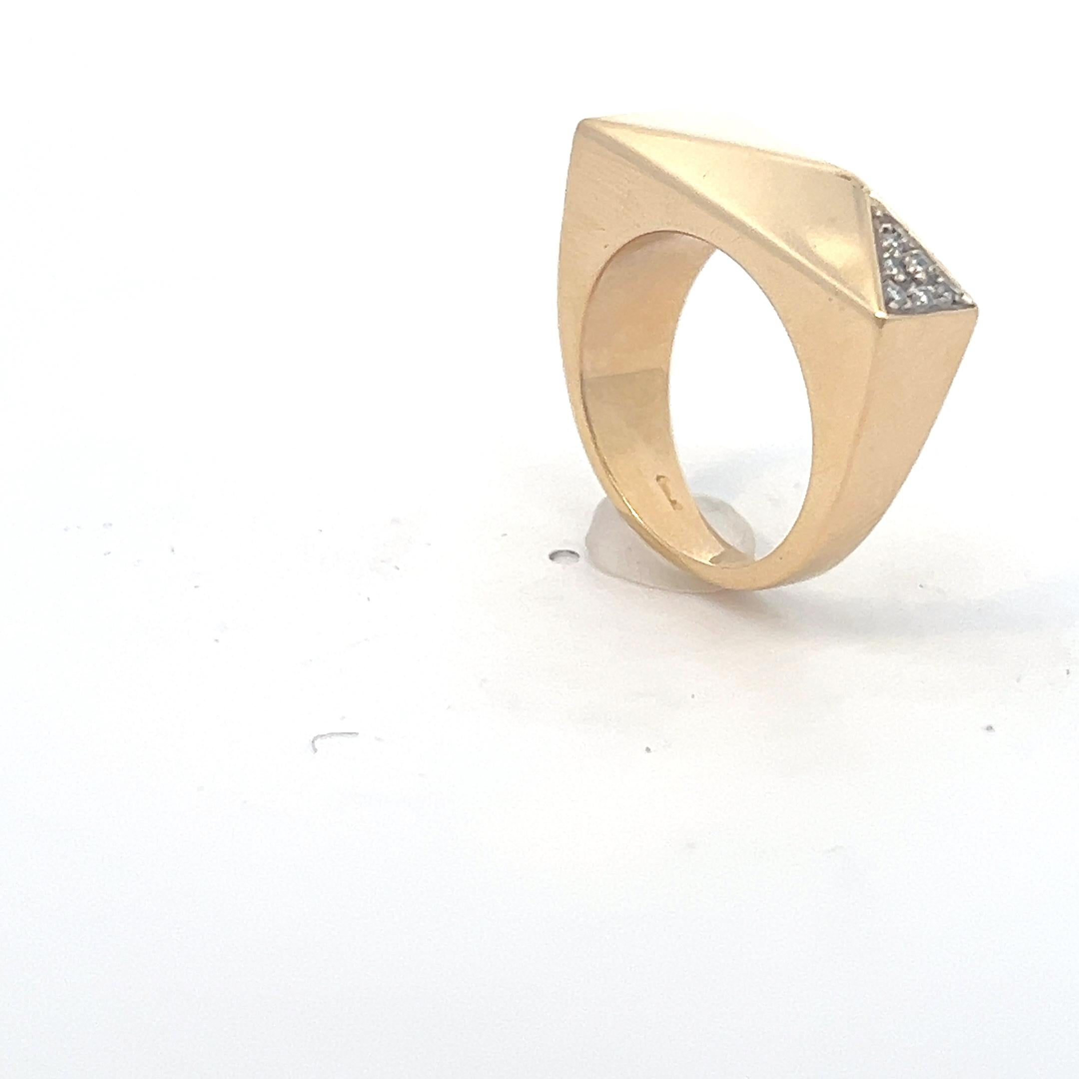 An 18k yellow gold and diamond ring by Versace. In Good Condition For Sale In KERKRADE, NL