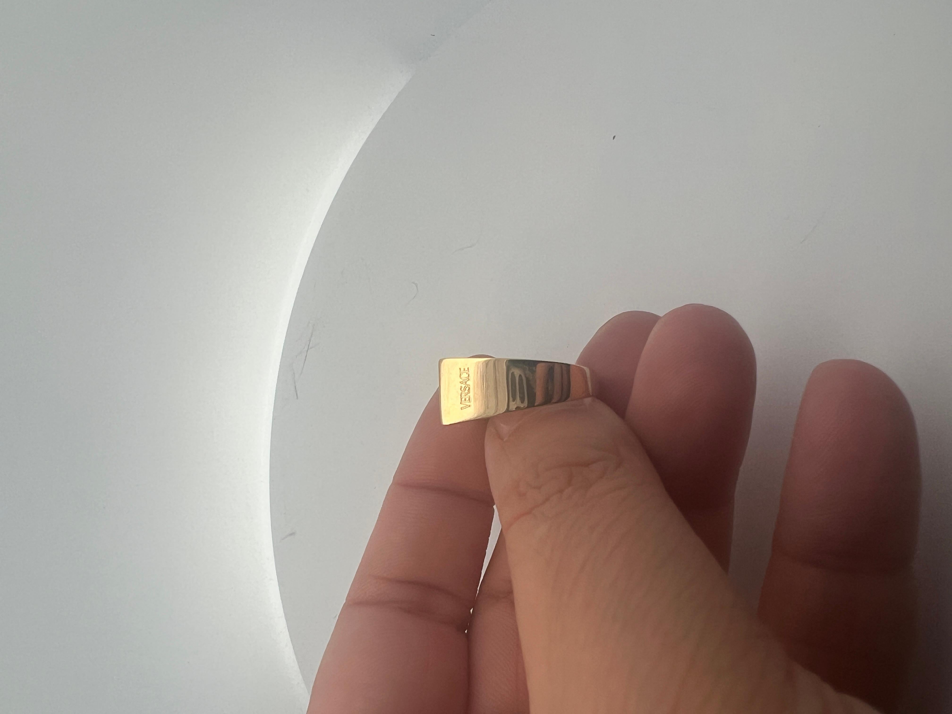 An 18k yellow gold and diamond ring by Versace. For Sale 1