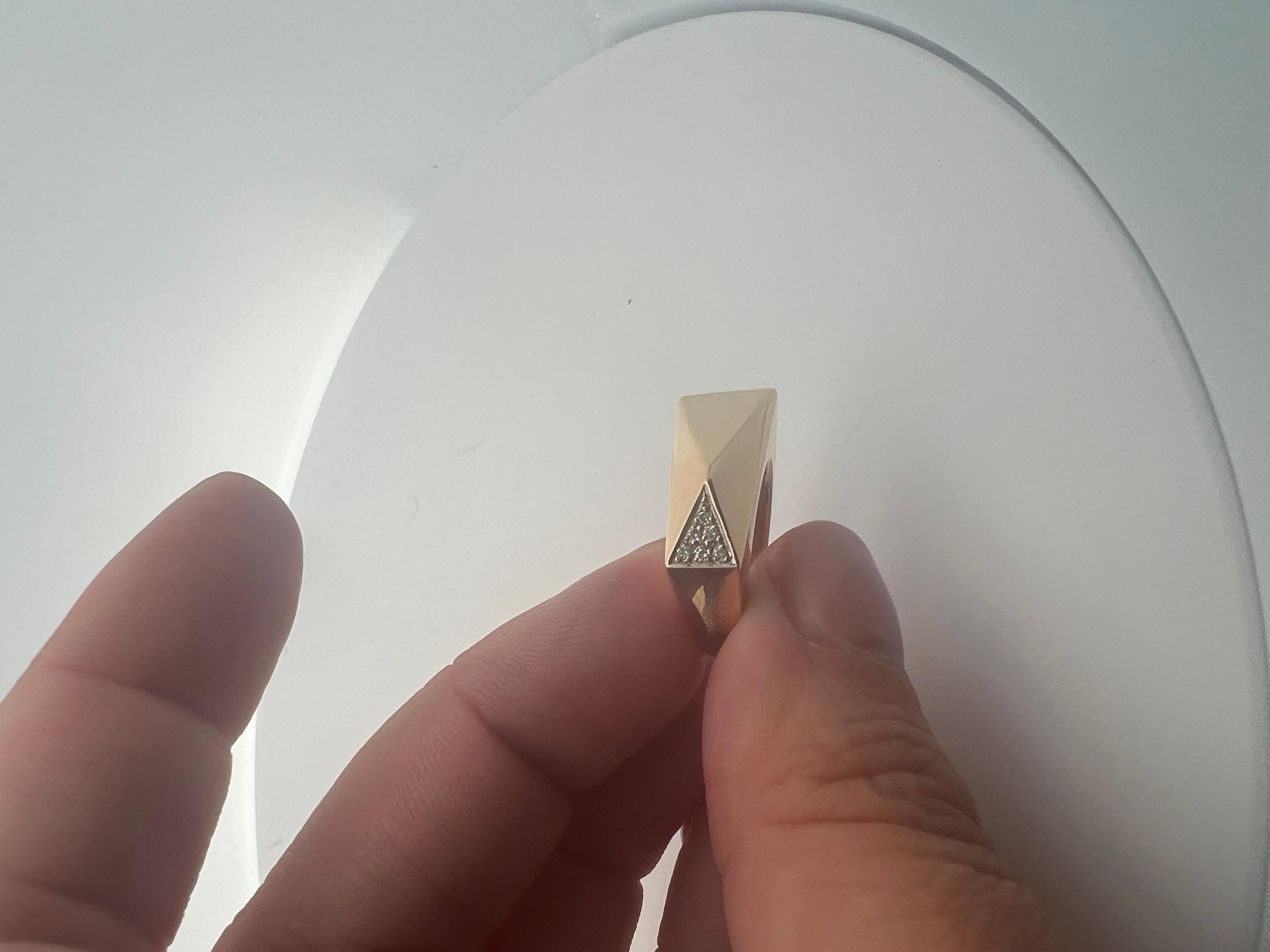 An 18k yellow gold and diamond ring by Versace. For Sale 4