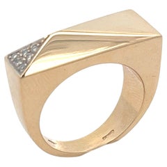 Ein Ring aus 18 Karat Gelbgold und Diamanten von Versace.