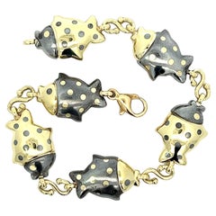 Un bracelet en or jaune 18k et hématite de Faraone / Tiffany & Co.