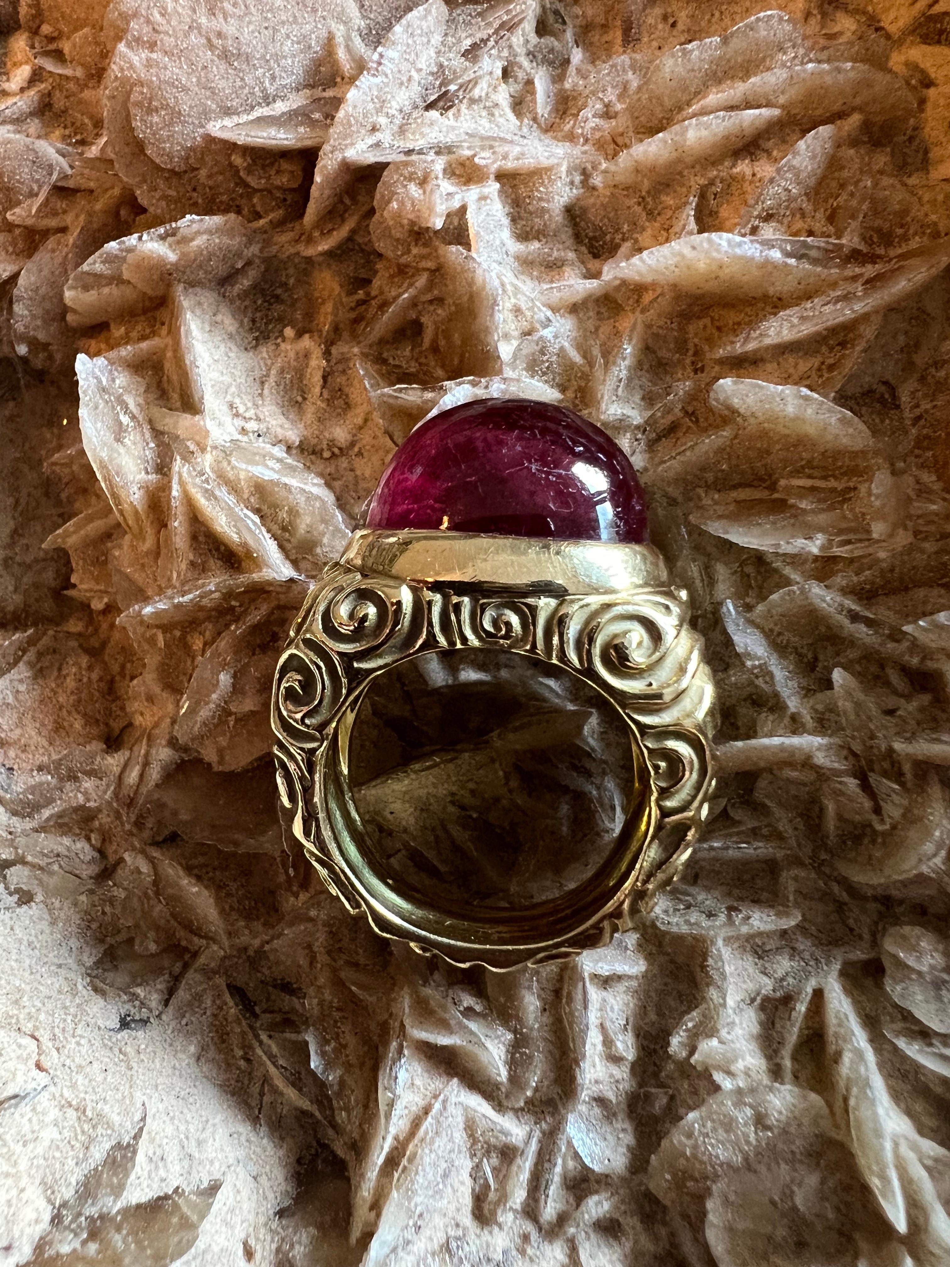Ein Ring aus 18 Karat Gelbgold und rosa Turmalin von Elizabeth Gage. im Angebot 6