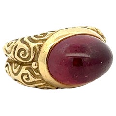Ein Ring aus 18 Karat Gelbgold und rosa Turmalin von Elizabeth Gage.
