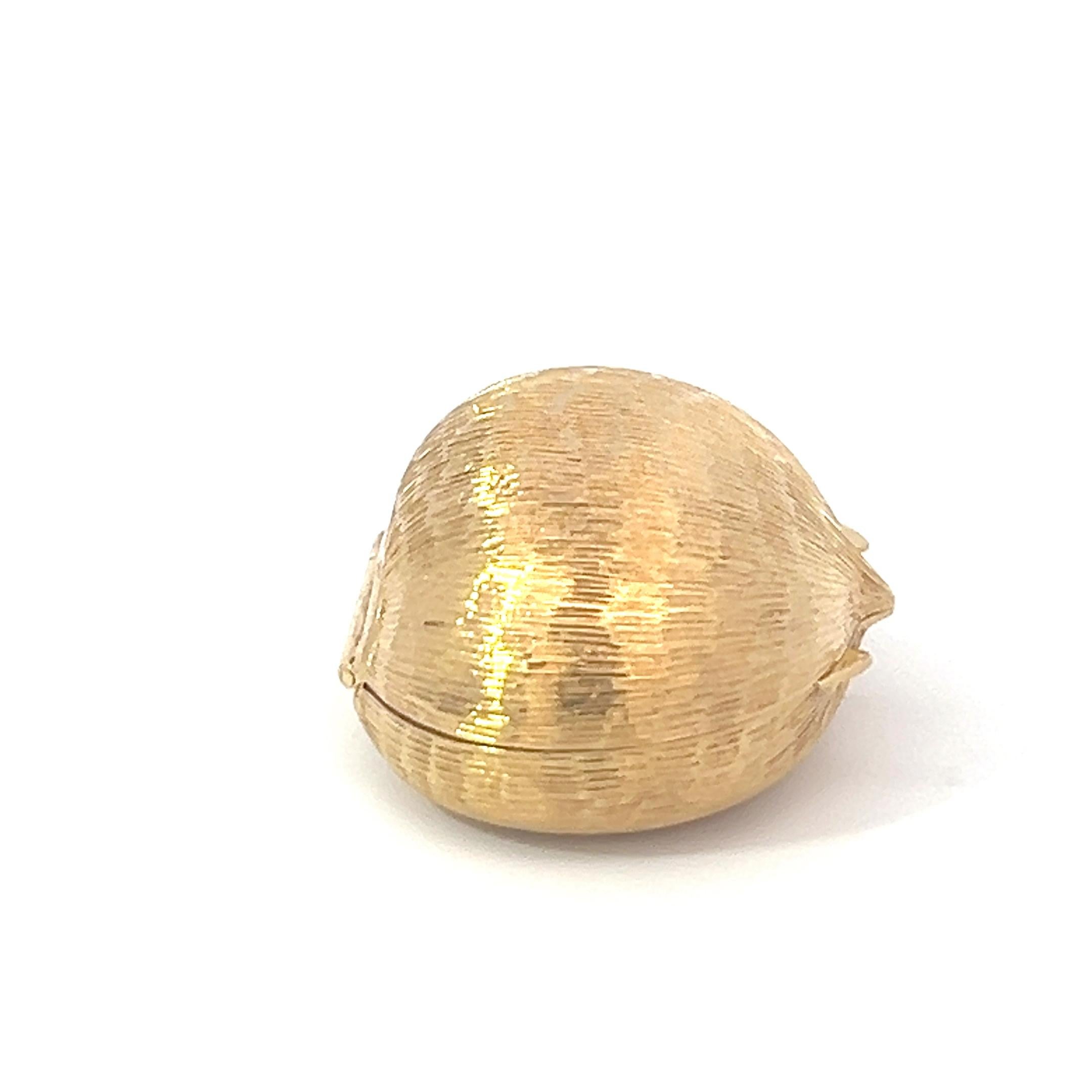 An 18k yellow gold pill box by Mario Buccellati.

Origin: Italy.
Age: Circa 1950.
Measurements: Circa 3.6 by 2.9 cm. 
Weight: Circa 16.4 grams.
Hallmarks: Signed: M. Buccellati.
Engraved with: 18K.

Professionally cleaned by our goldsmith. 

Please