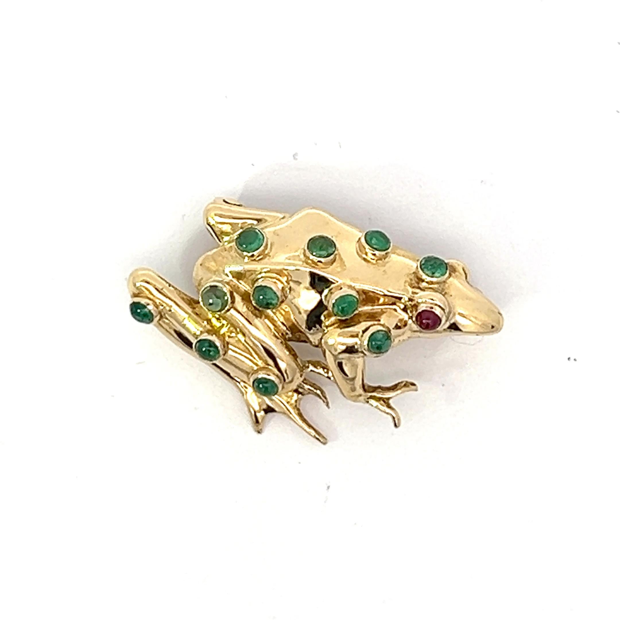 Broche grenouille en or jaune 18 carats, émeraude et rubis par Theo Fennell.

Origine : Londres, Royaume-Uni.
Âge : 1991.
Dimensions : Environ 2 x 3 cm.
Poids : environ 7,8 grammes.
Poinçons : marqué du poinçon britannique pour l'or 18k et Londres