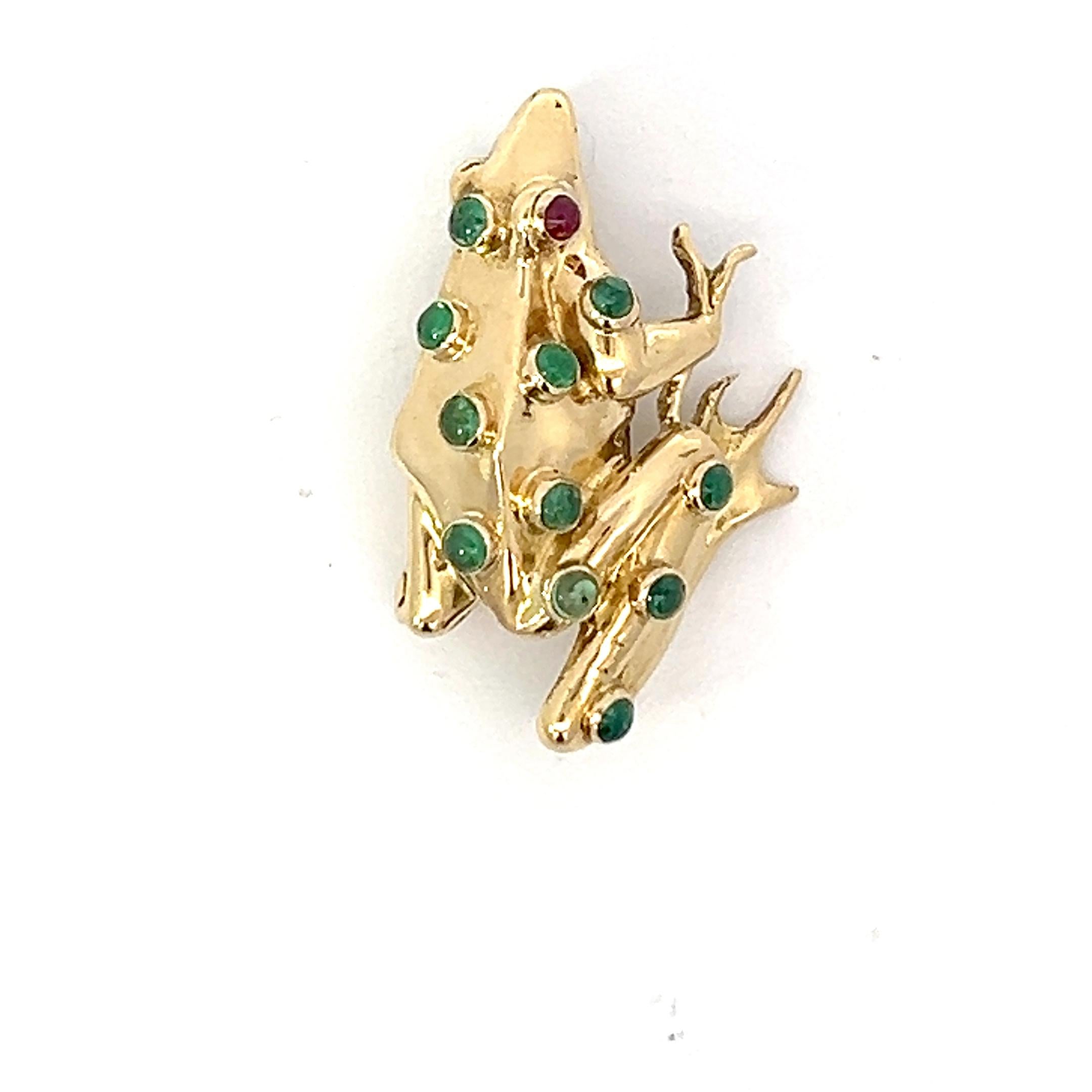 Taille cabochon Une broche grenouille en or jaune 18 carats, émeraude et rubis de Theo Fennell en vente