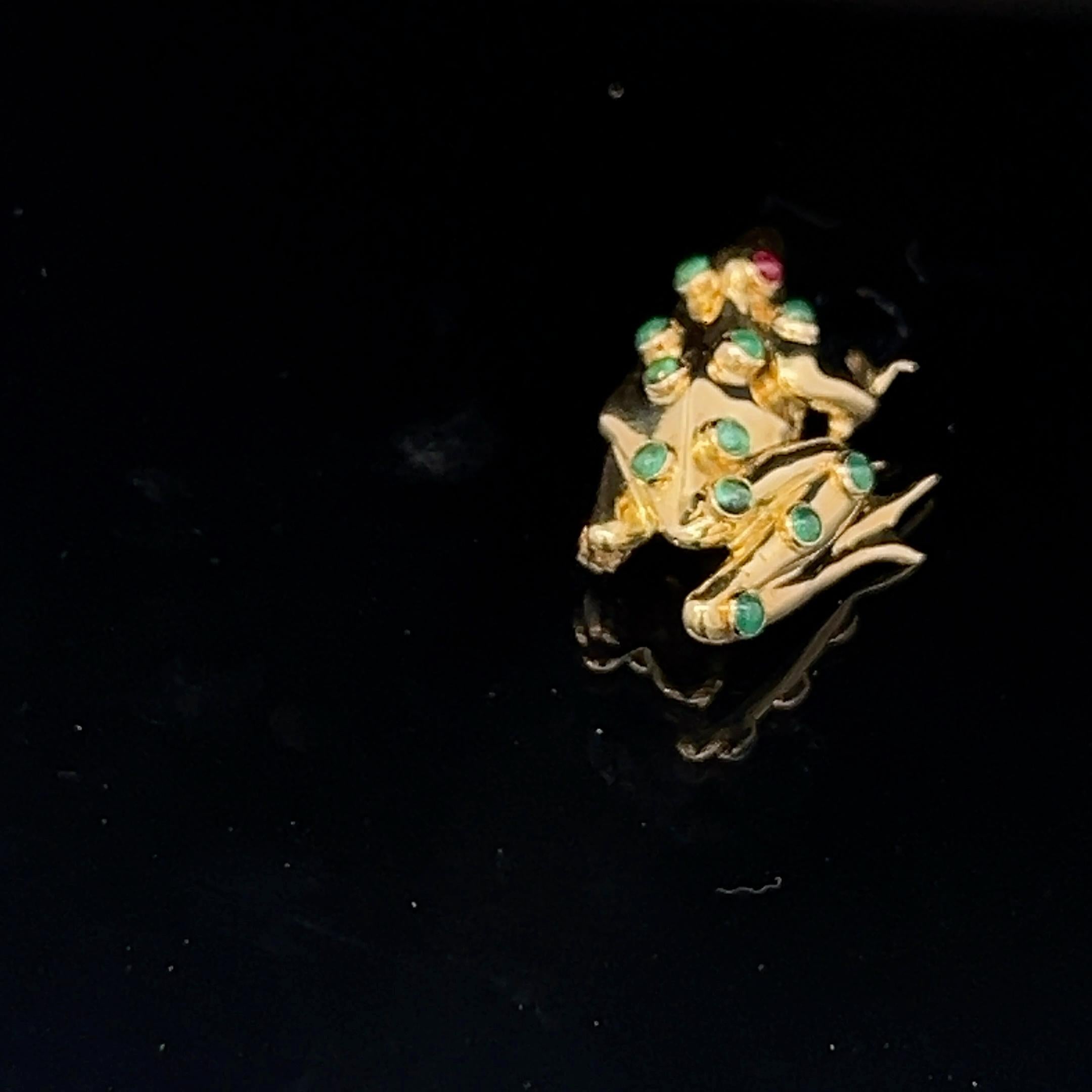 Une broche grenouille en or jaune 18 carats, émeraude et rubis de Theo Fennell en vente 4