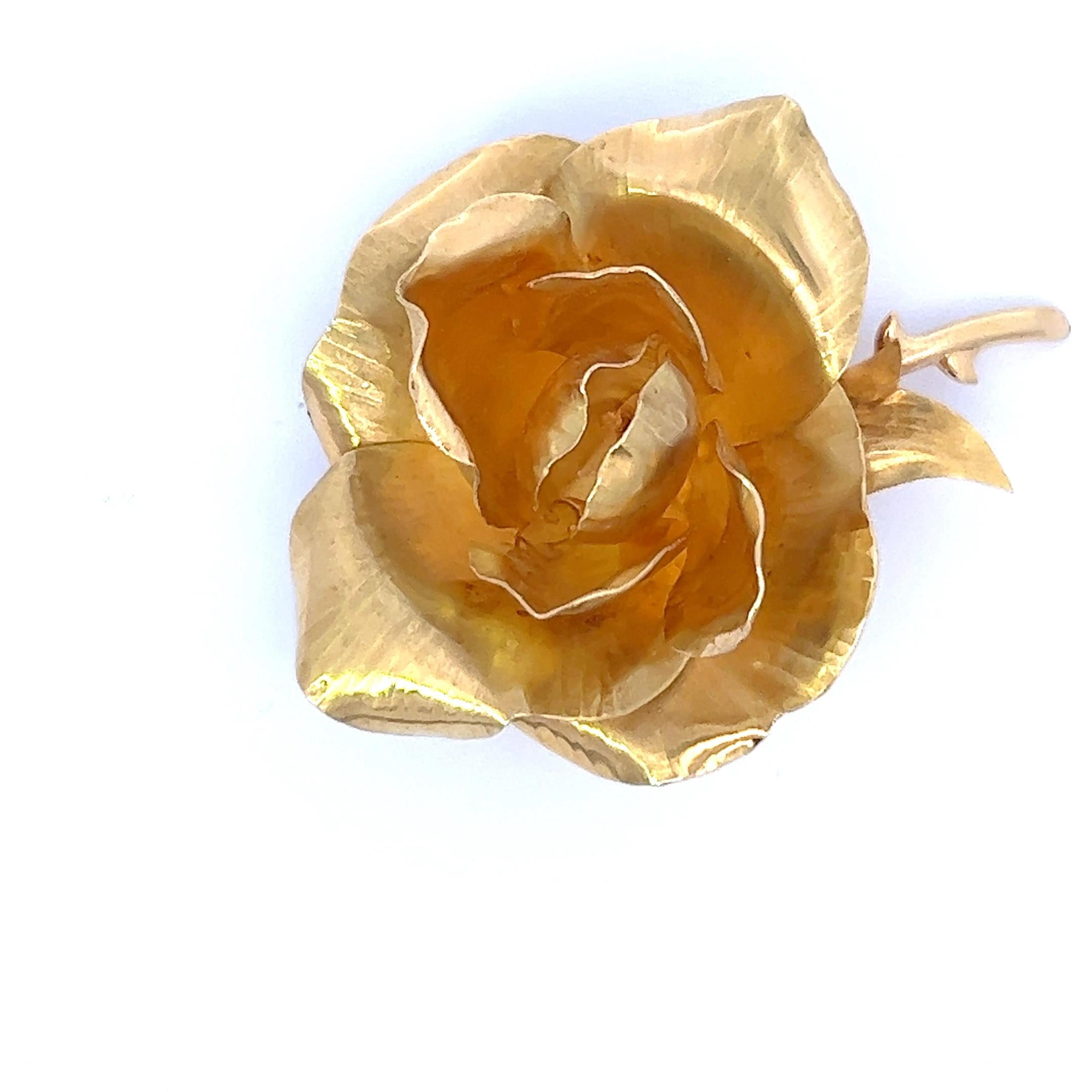 Women's or Men's An 18k yellow gold flower brooch by Hermès. For Sale