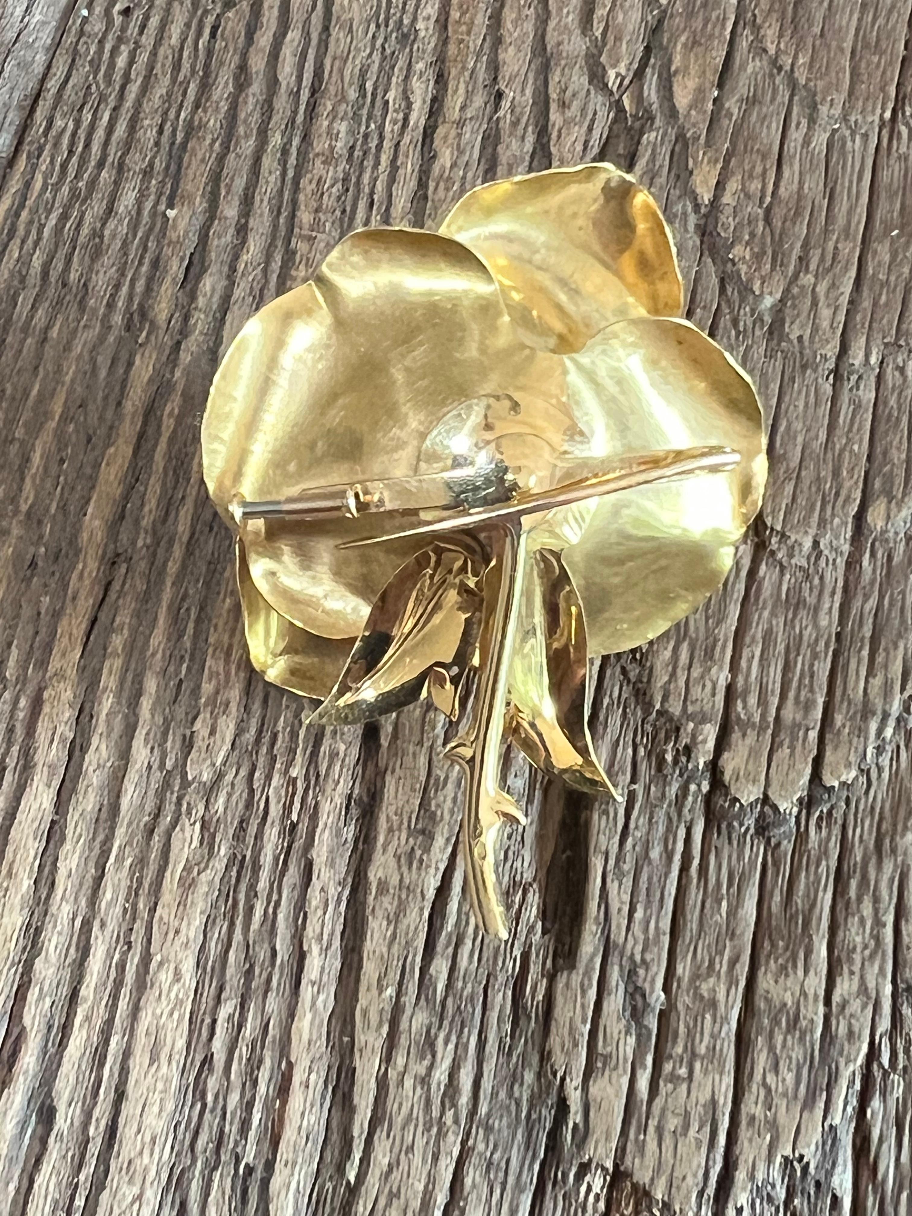 An 18k yellow gold flower brooch by Hermès. For Sale 3