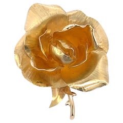 Broche fleur en or jaune 18 carats de la maison Hermès.