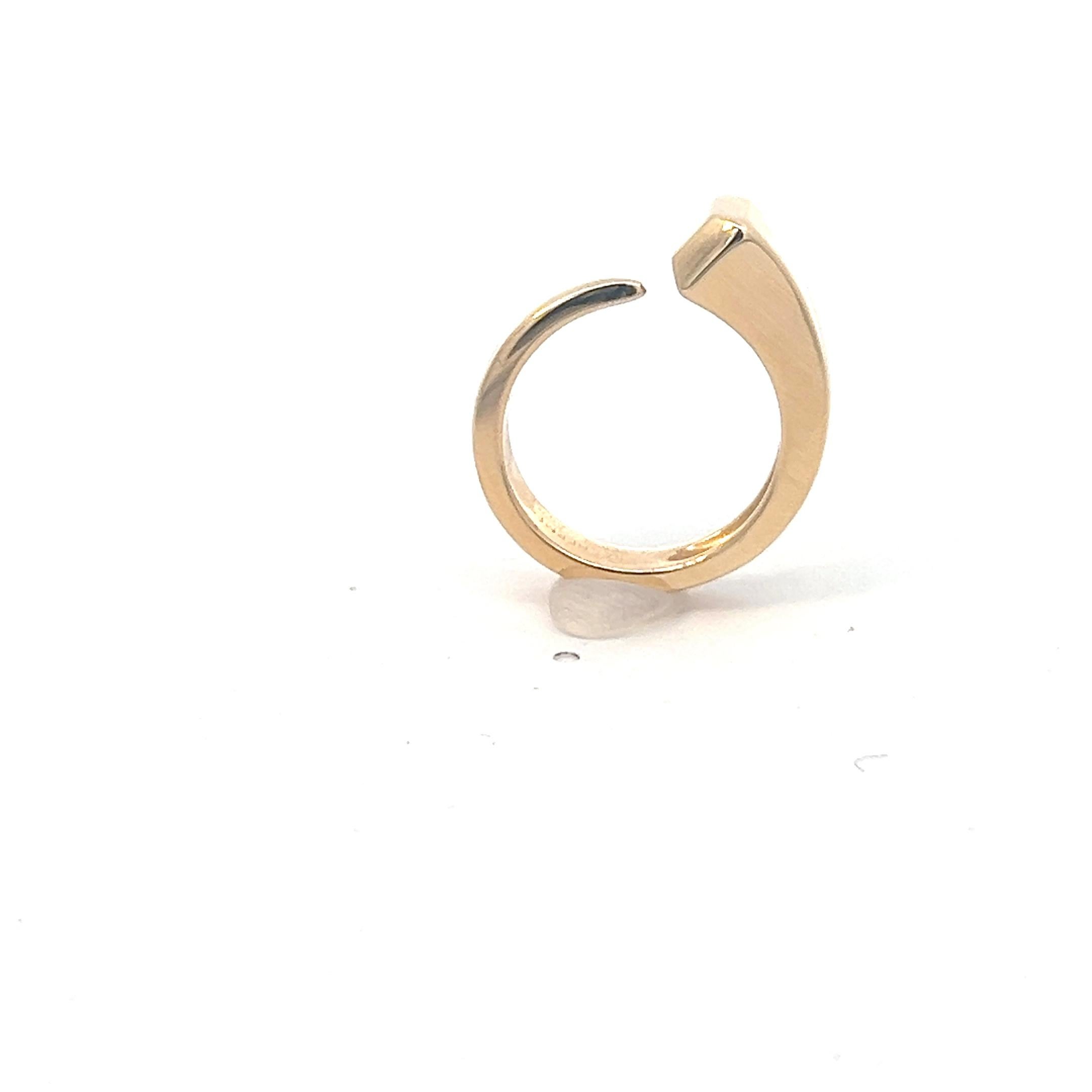 
An 18k yellow gold ring by Hermès.


Origin: France,
Age: 2000s.
Measurements: Size 52. This ring can't be resized. 
Weight: Circa 8.2 grams.
Hallmarks: Marked with the French hallmark for 18k gold and a French maker’s mark.
Signed:
