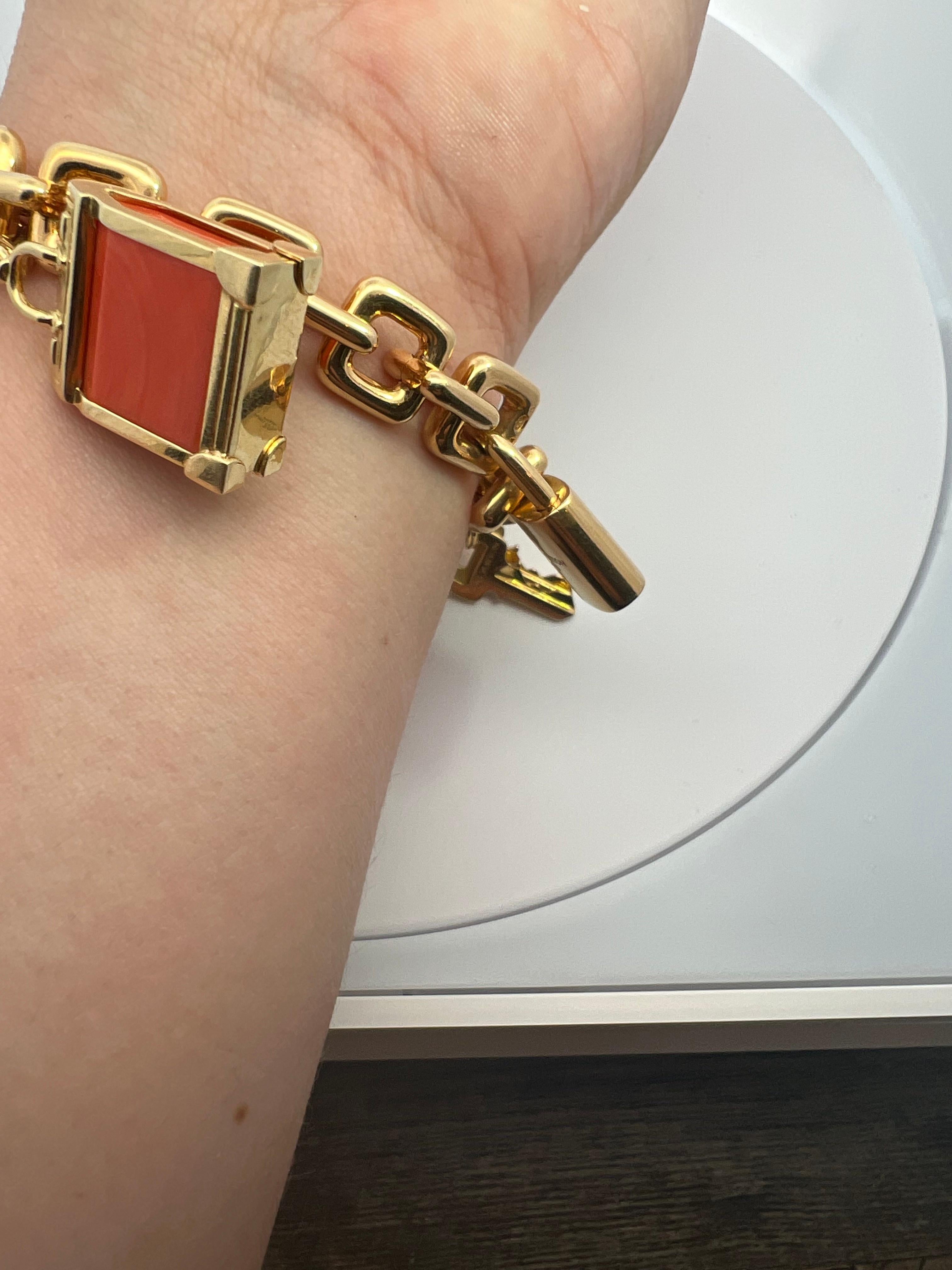 Un bracelet Padlock en or jaune 18 carats avec boîte d'origine de Louis Vuitton. en vente 4
