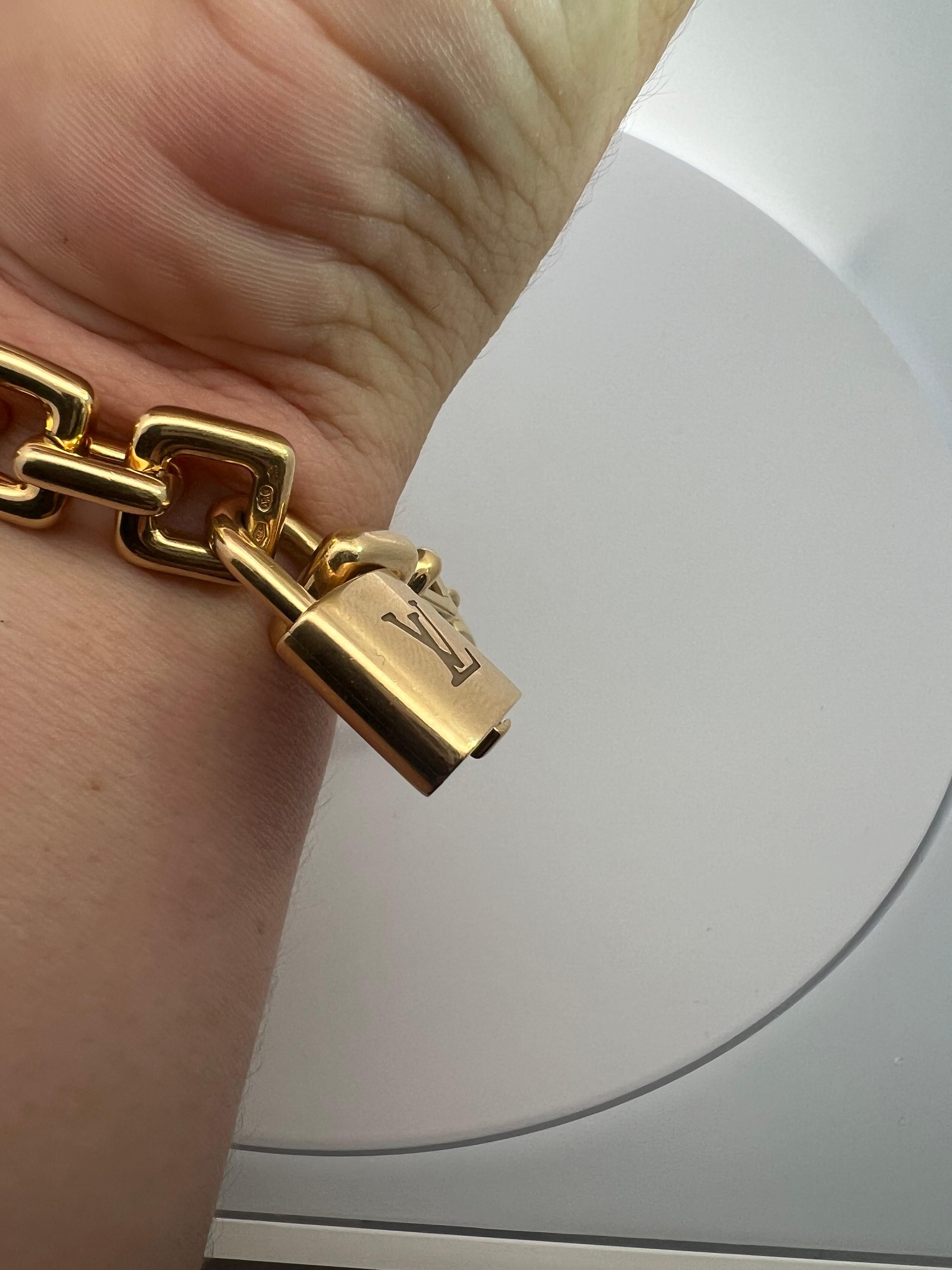 Un bracelet Padlock en or jaune 18 carats avec boîte d'origine de Louis Vuitton. en vente 5