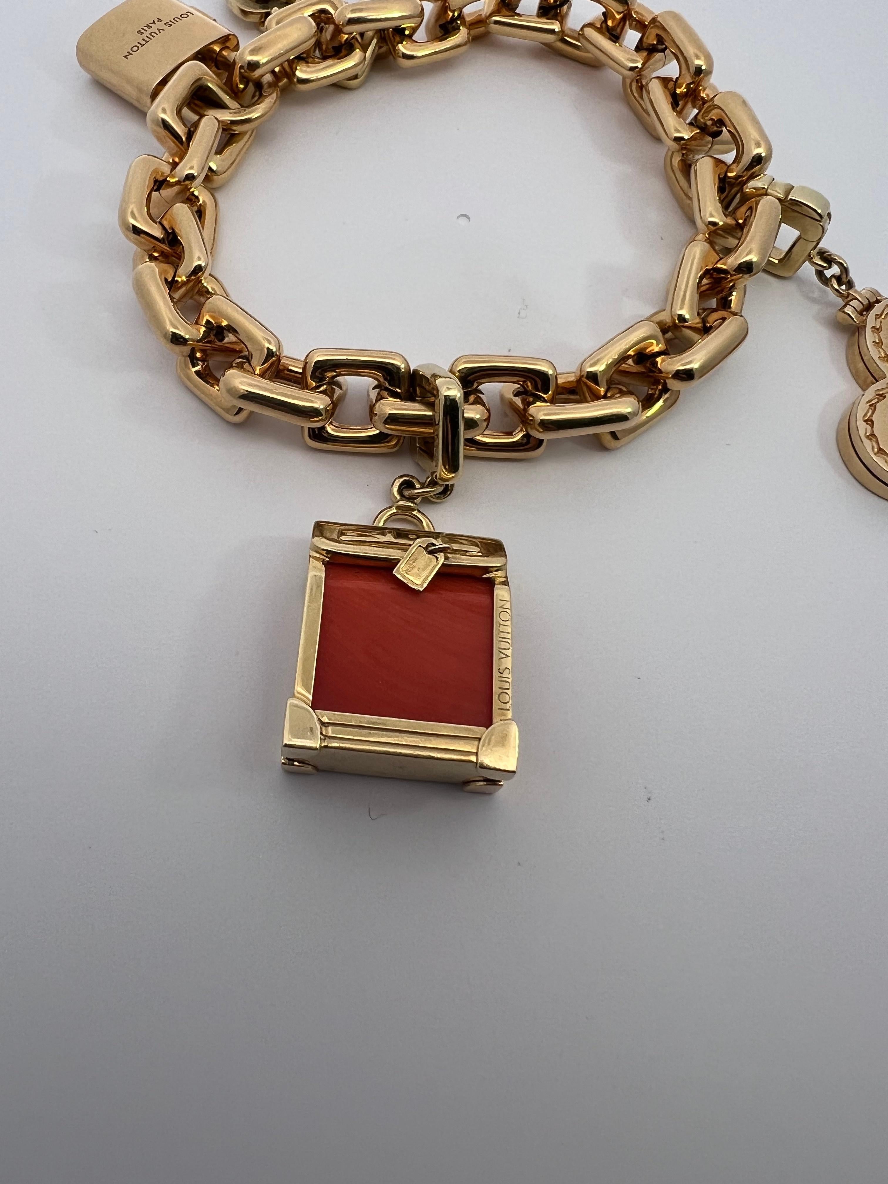 Non taillé Un bracelet Padlock en or jaune 18 carats avec boîte d'origine de Louis Vuitton. en vente