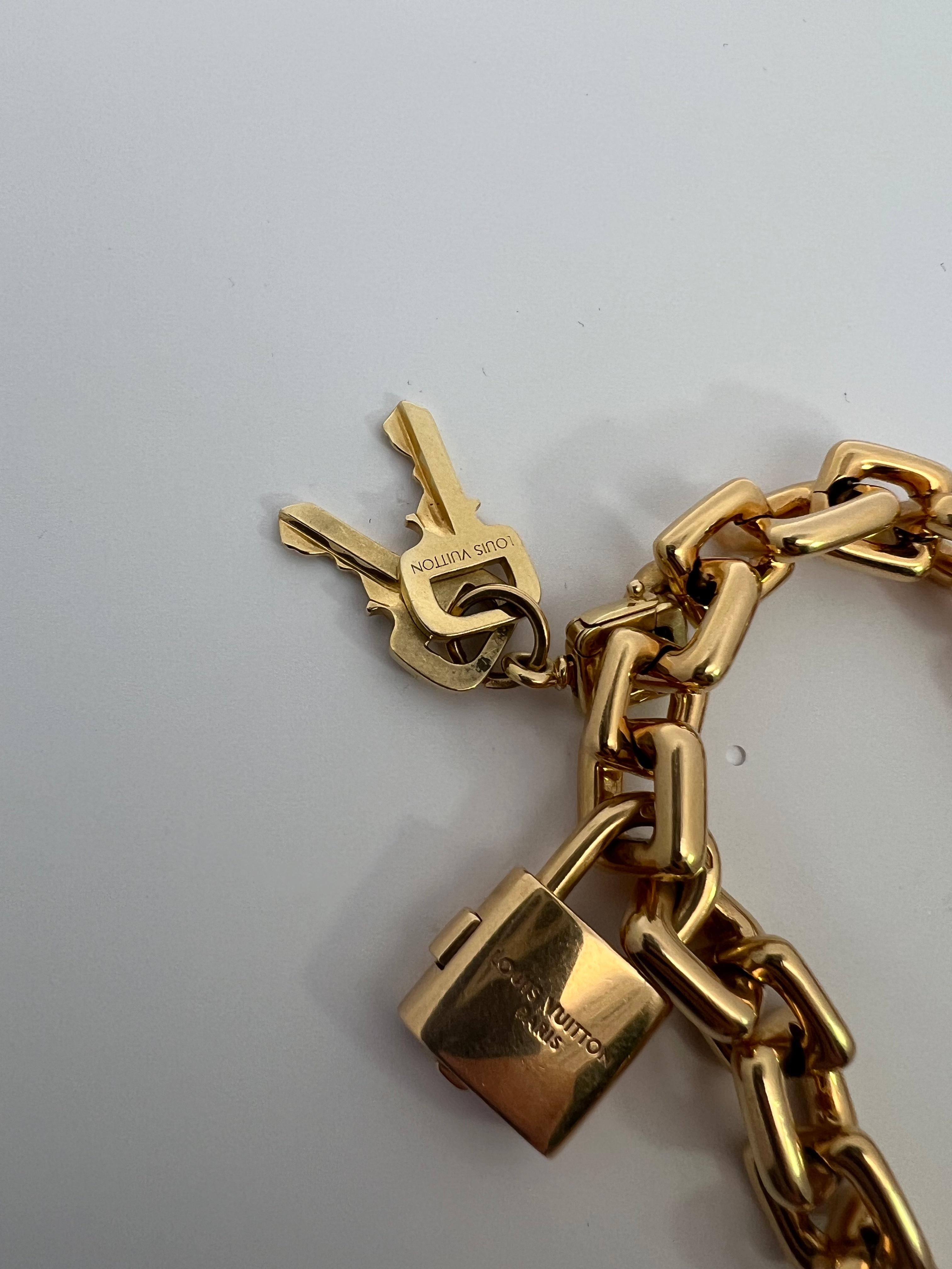 Un bracelet Padlock en or jaune 18 carats avec boîte d'origine de Louis Vuitton. Unisexe en vente