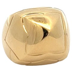 An 18k yellow gold "Pyramid" ring by Bulgari.