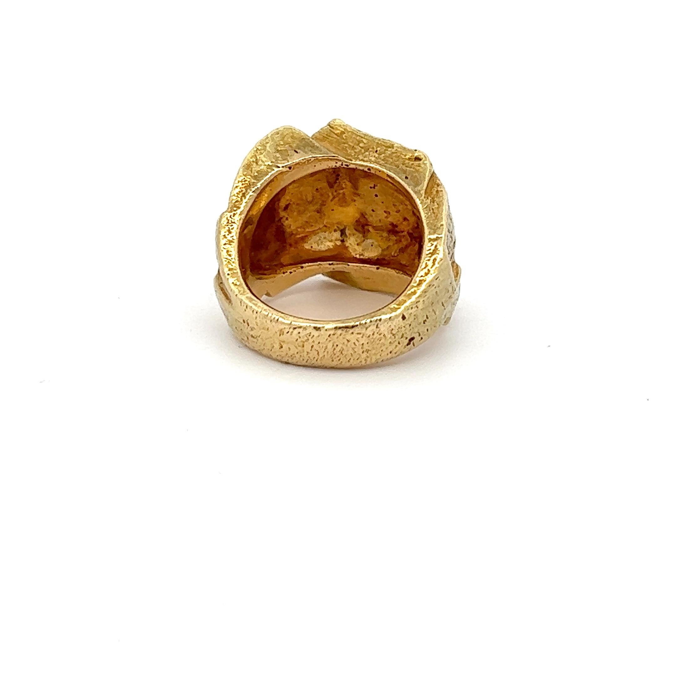 An 18k yellow gold ring by Kutchinsky.
Size: 53, can be resized within limits.
The ring is marked with the UK hallmark for London 1967 and 18k gold. Also marked with the UK makers mark for Kutchinsky.
Also signed : Kutchinsky.
Comes with original