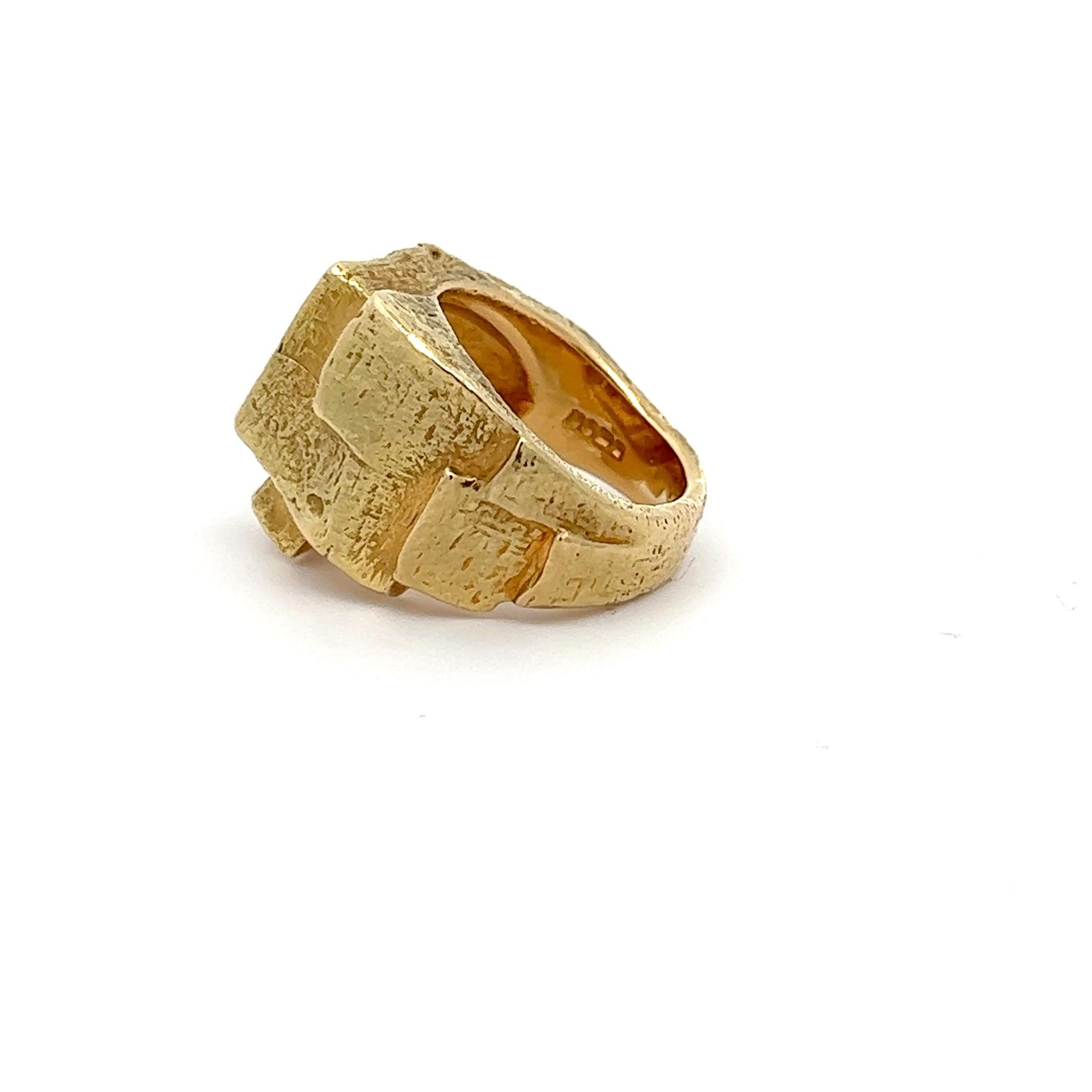 Women's or Men's An 18k yellow gold ring by Kutchinsky.