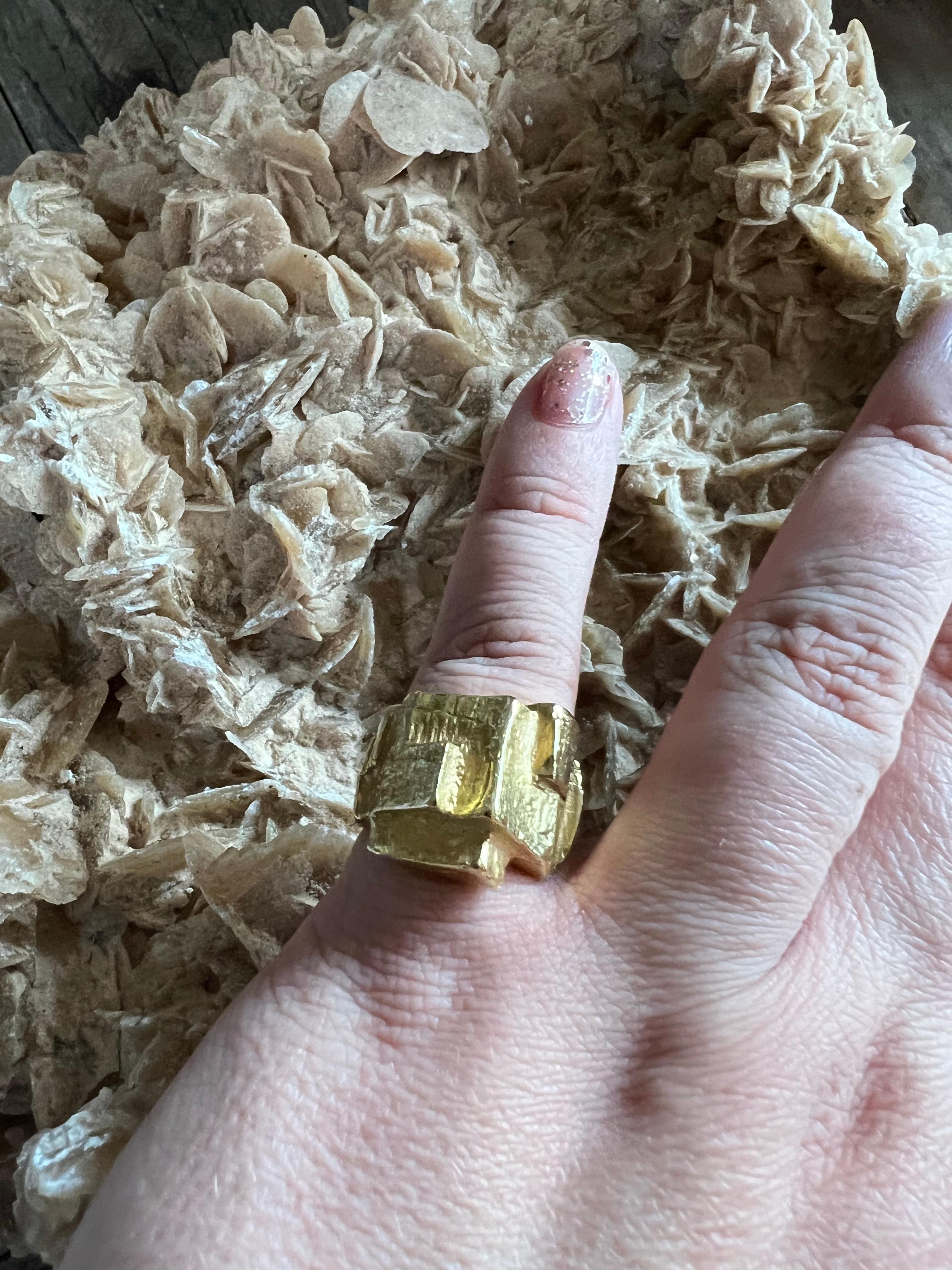 Ein Ring aus 18 Karat Gelbgold von Kutchinsky. 3