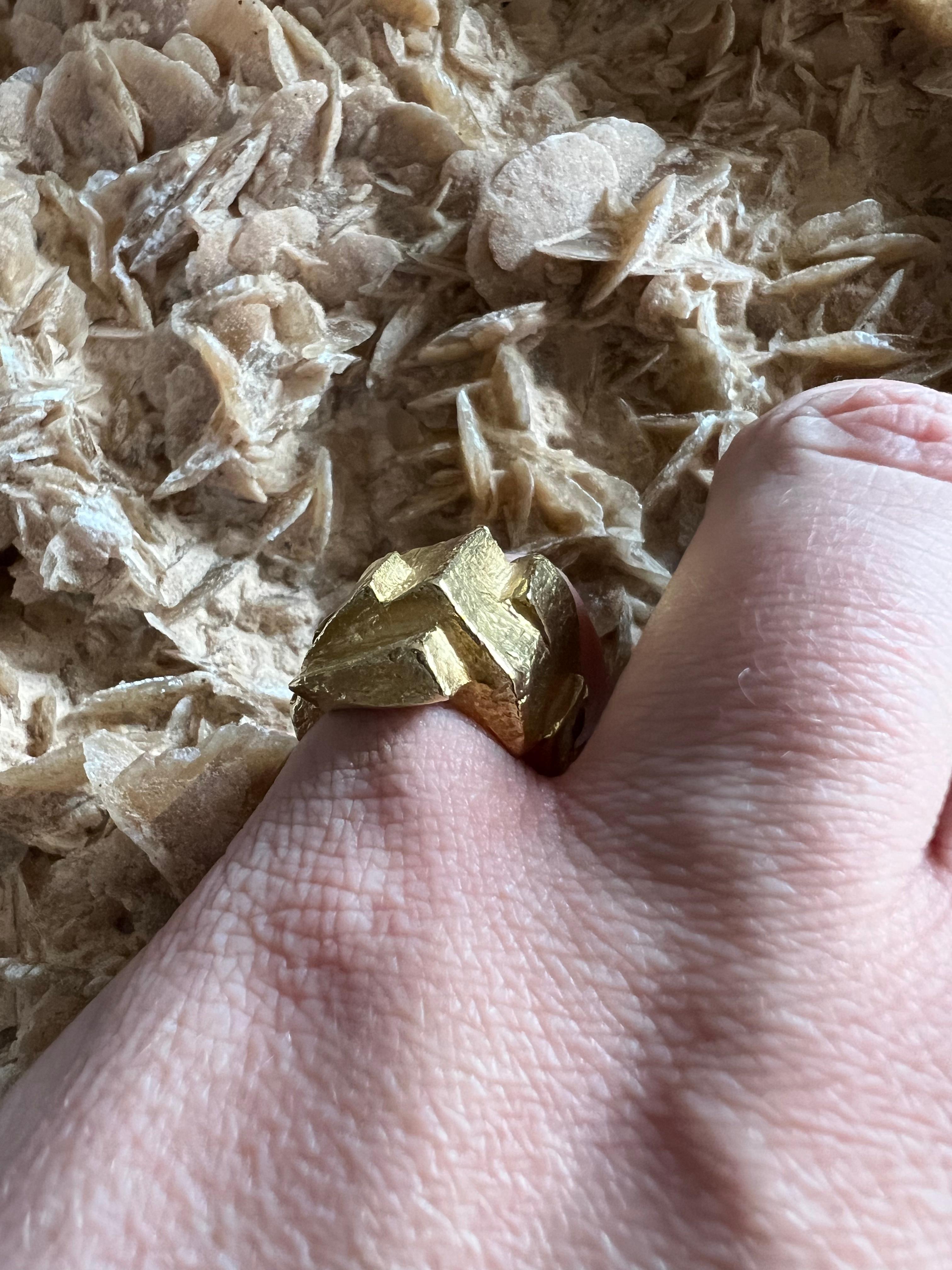 An 18k yellow gold ring by Kutchinsky. 4