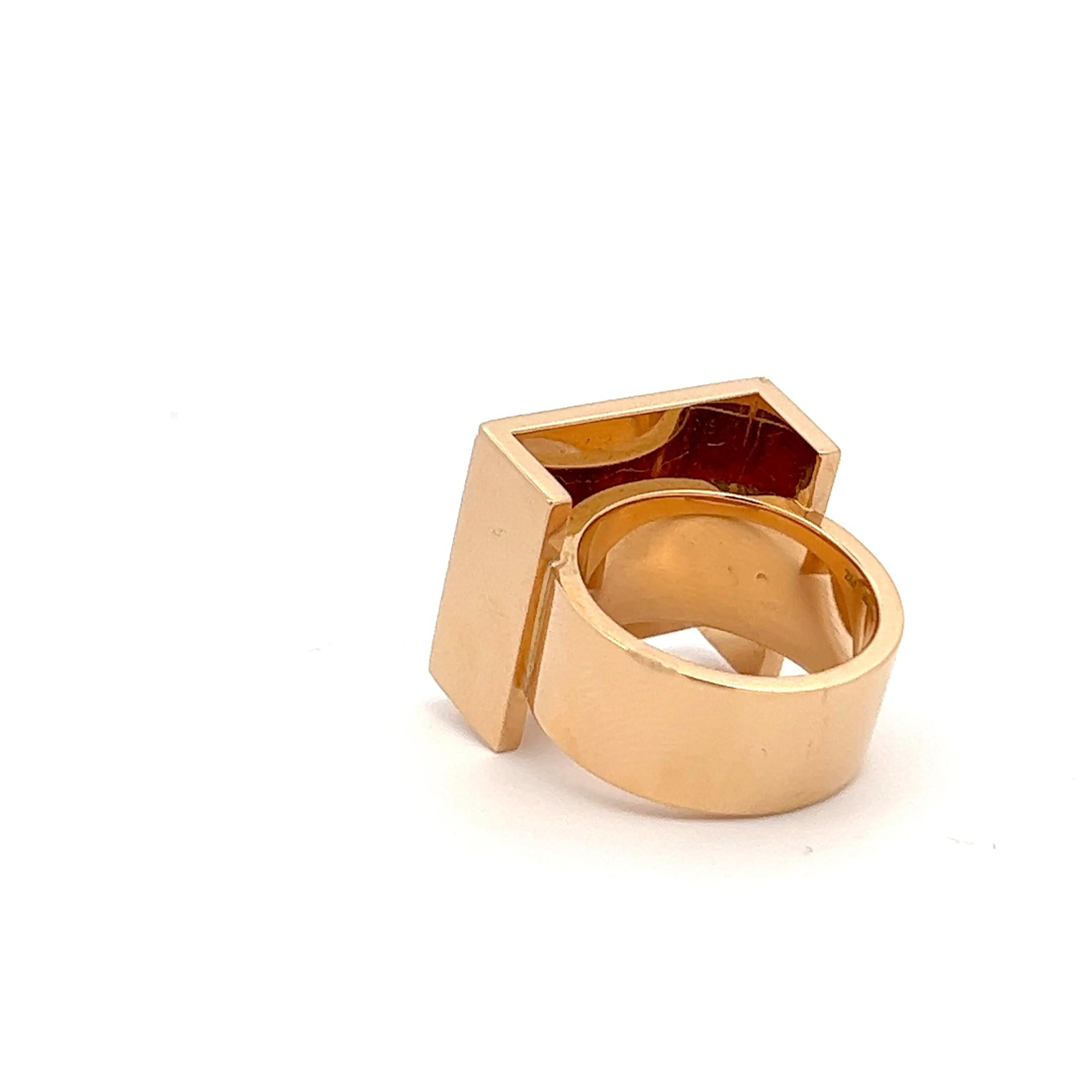 Ein Ring aus 18 Karat Gelbgold von Trudel.

Herkunft: Schweiz.
Alter: ca. 1960-1970.
Ringgröße: 55.
Gewicht: ca. 33,3 Gramm.
Unterschrieben: Trudel. Gestempelt mit 750 (für 18k Gold).

Dieser Ring kann von einem Goldschmied leicht in der Größe