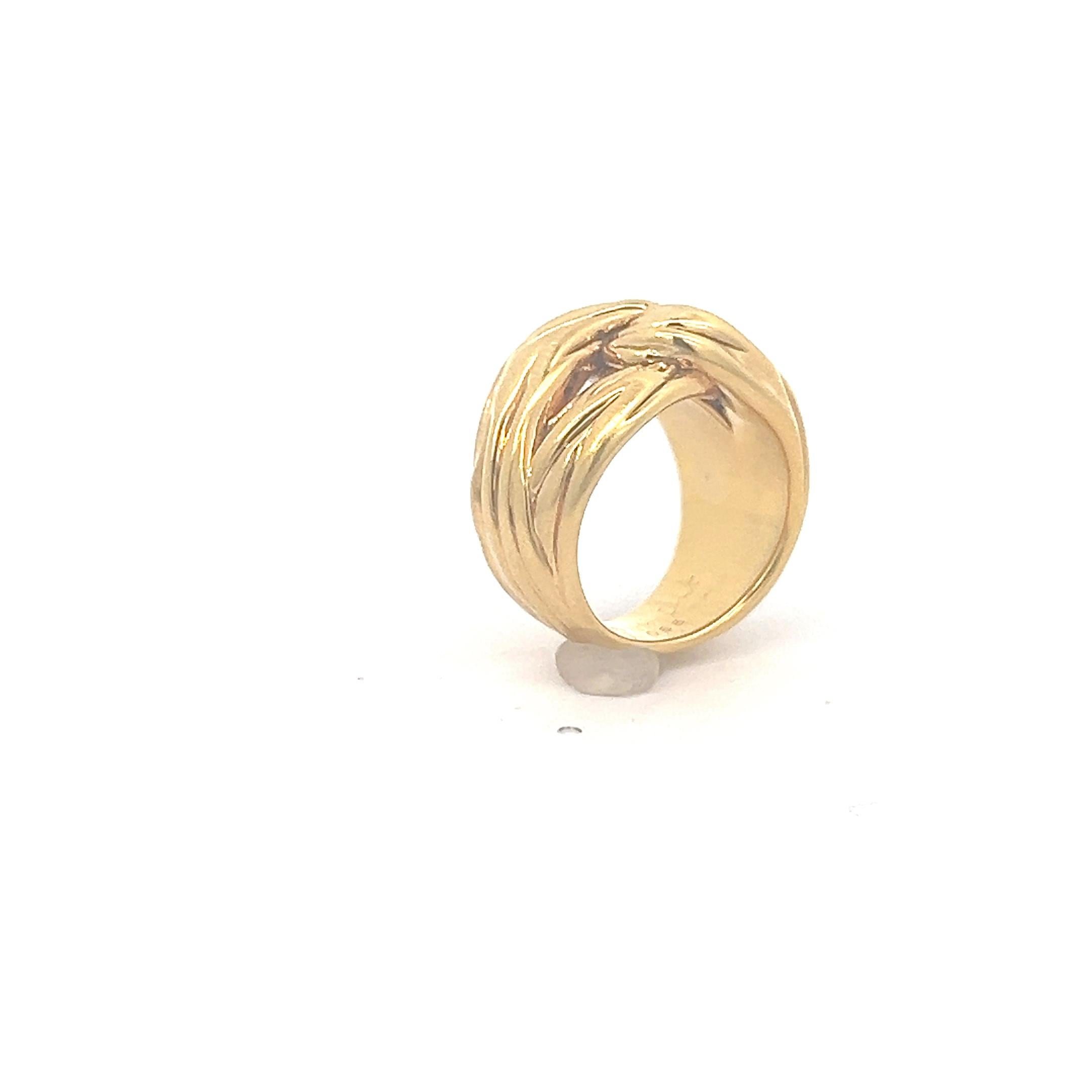 An 18k yellow gold ring by Yves Saint Laurent. In Good Condition In KERKRADE, NL