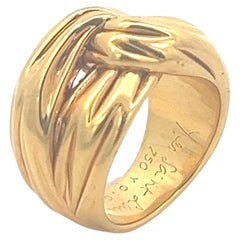 An 18k yellow gold ring by Yves Saint Laurent.