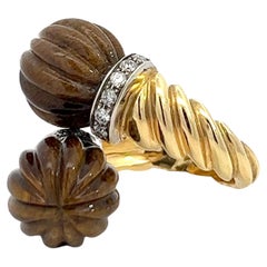 Bague en or jaune 18 carats, quartz œil de tigre et diamants de Chaumet