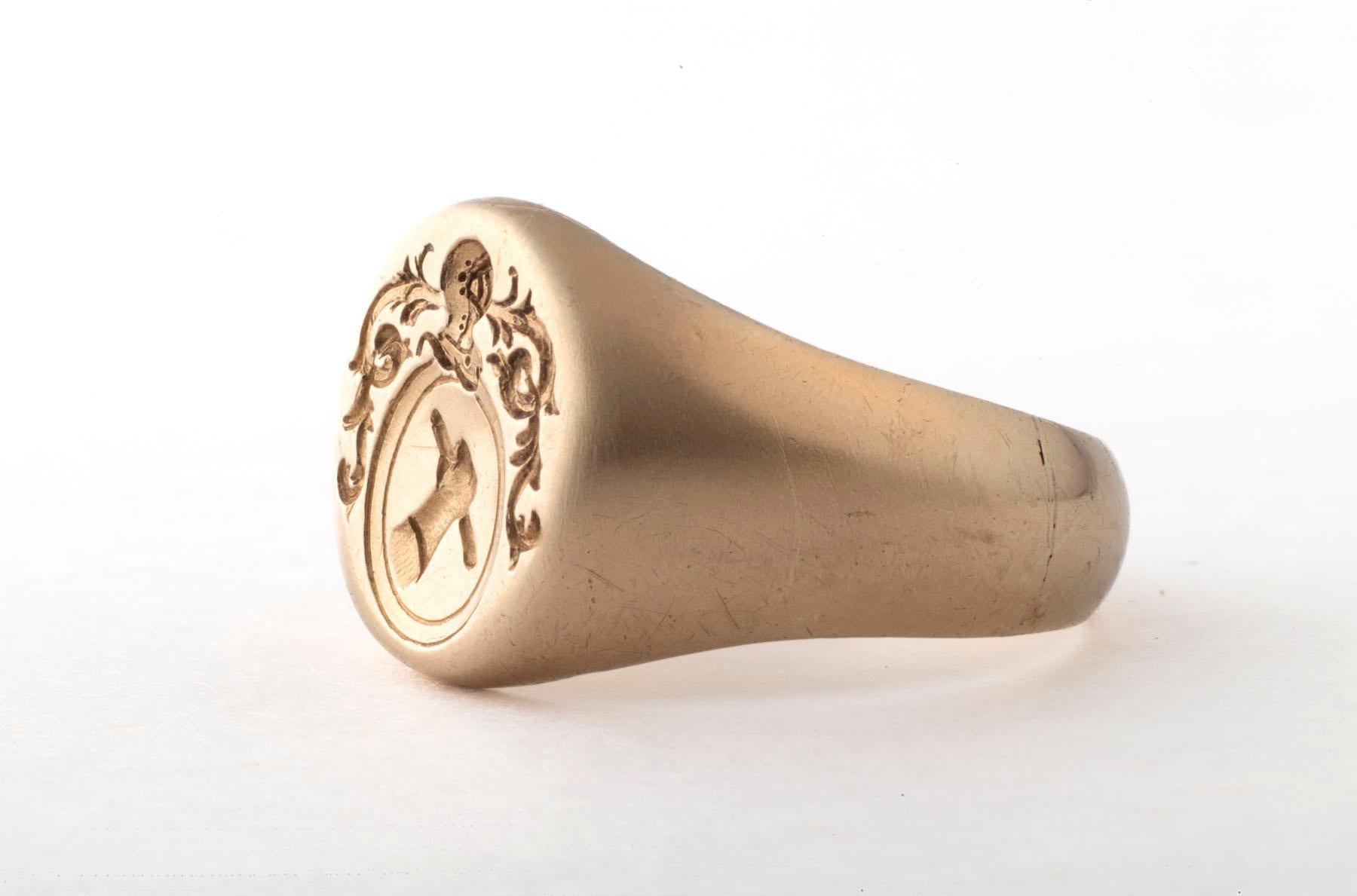 Un anello con sigillo vittoriano francese a 18 carati mostra la sua potenza In condizioni ottime in vendita a Stamford, CT