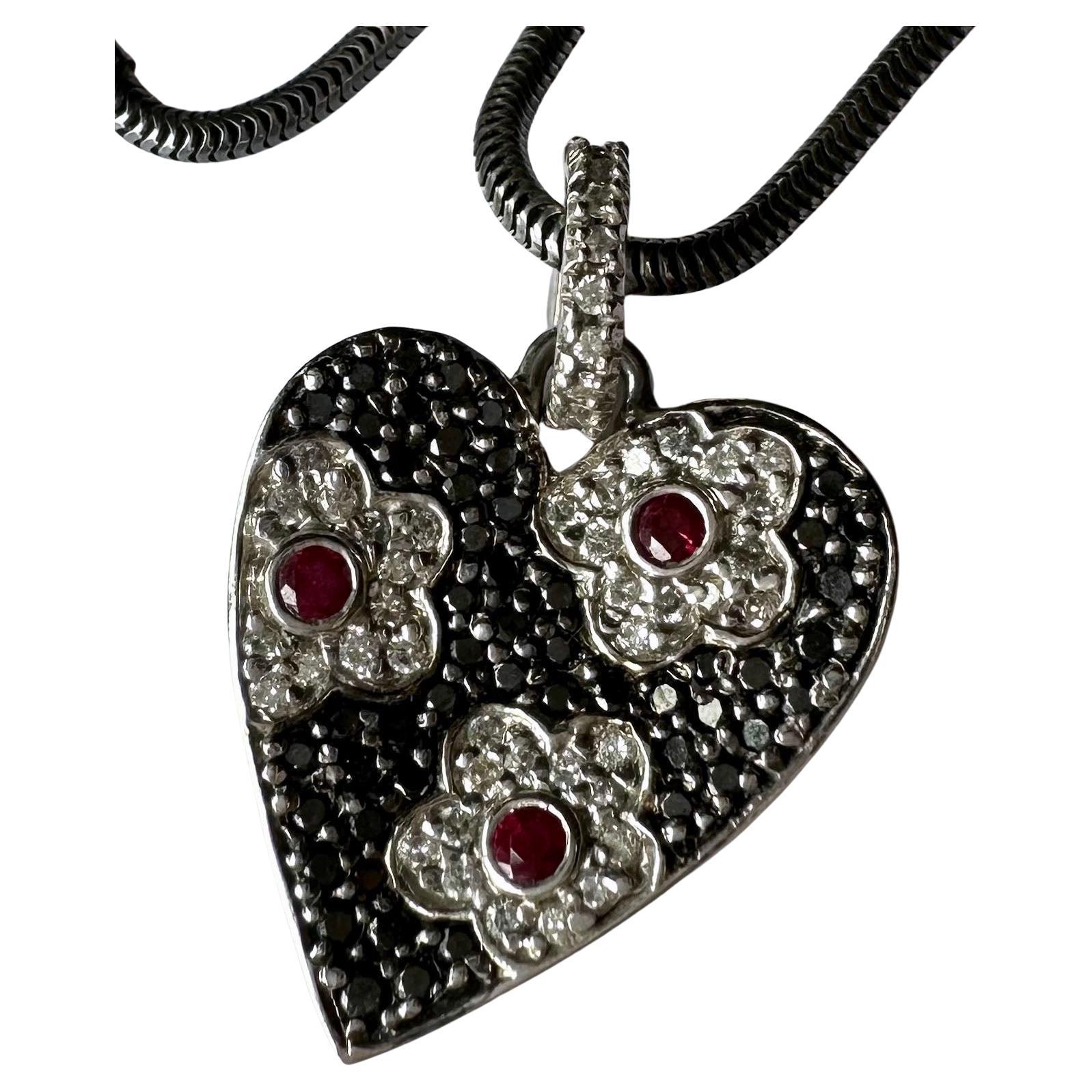 Un pendentif en forme de cœur en or blanc 18 carats serti de rubis et de diamants.