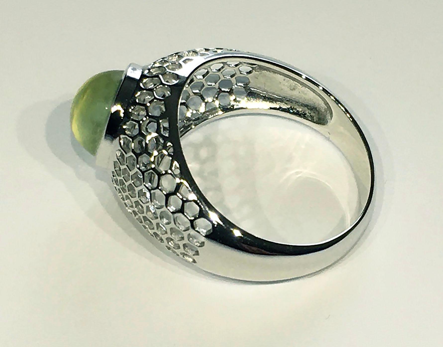 An Green Zambian Prehnite Cabochon Ring set in 18kt White Gold In New Condition For Sale In Coupeville, WA