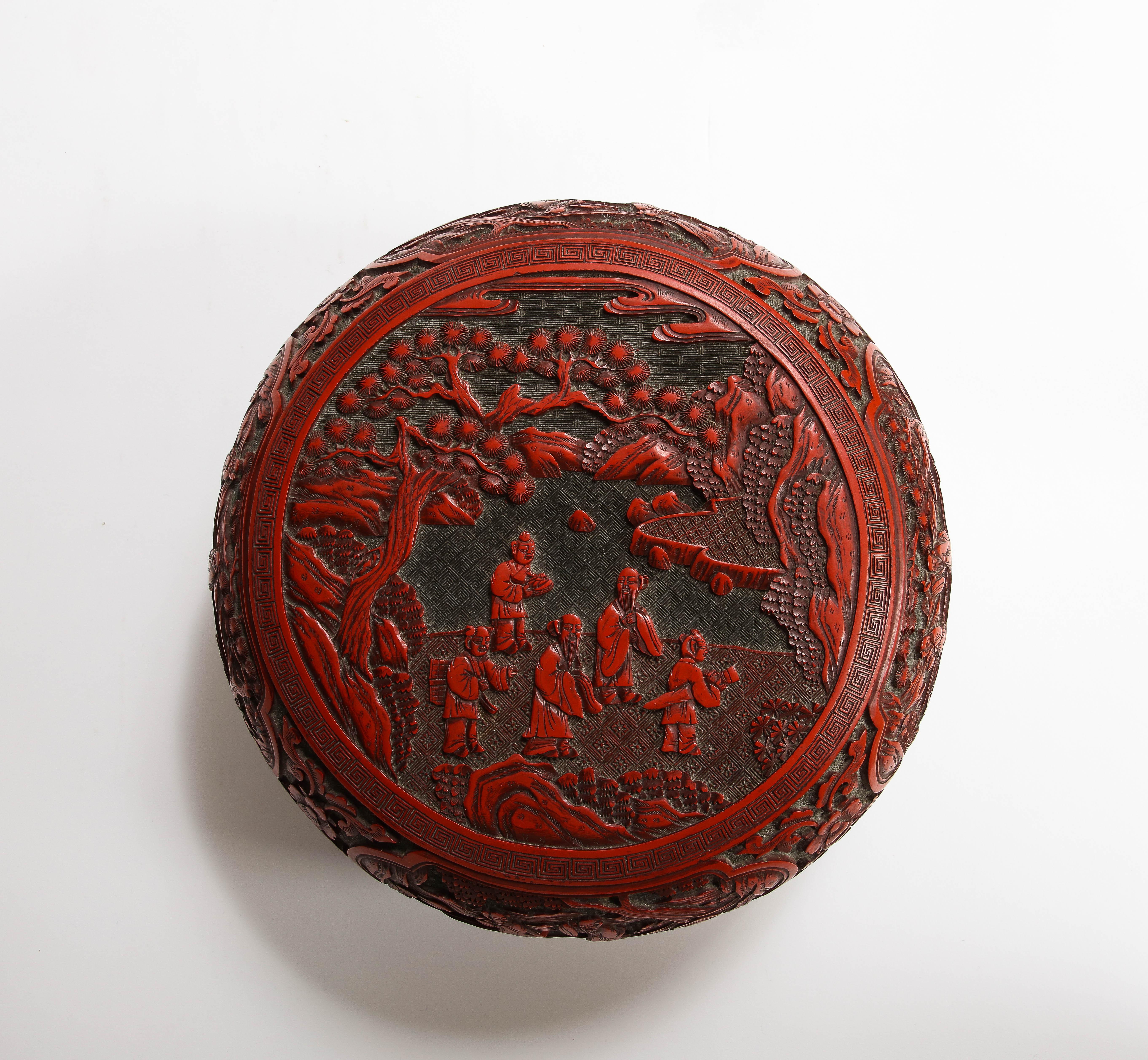 Peint à la main Boîte circulaire chinoise Cinnabar du 18e/19e siècle avec plusieurs cartouches en vente