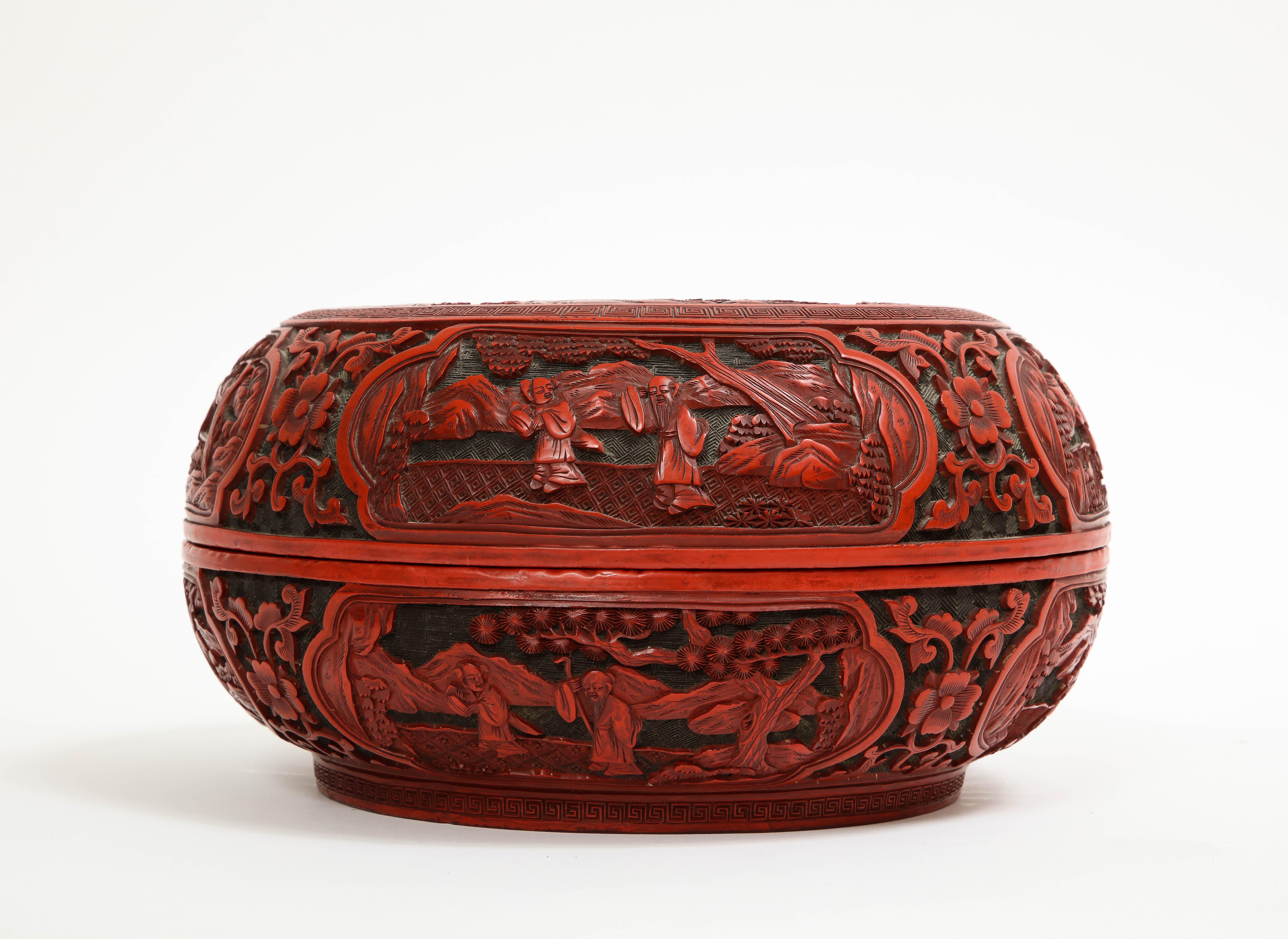 Boîte circulaire chinoise Cinnabar du 18e/19e siècle avec plusieurs cartouches Bon état - En vente à New York, NY