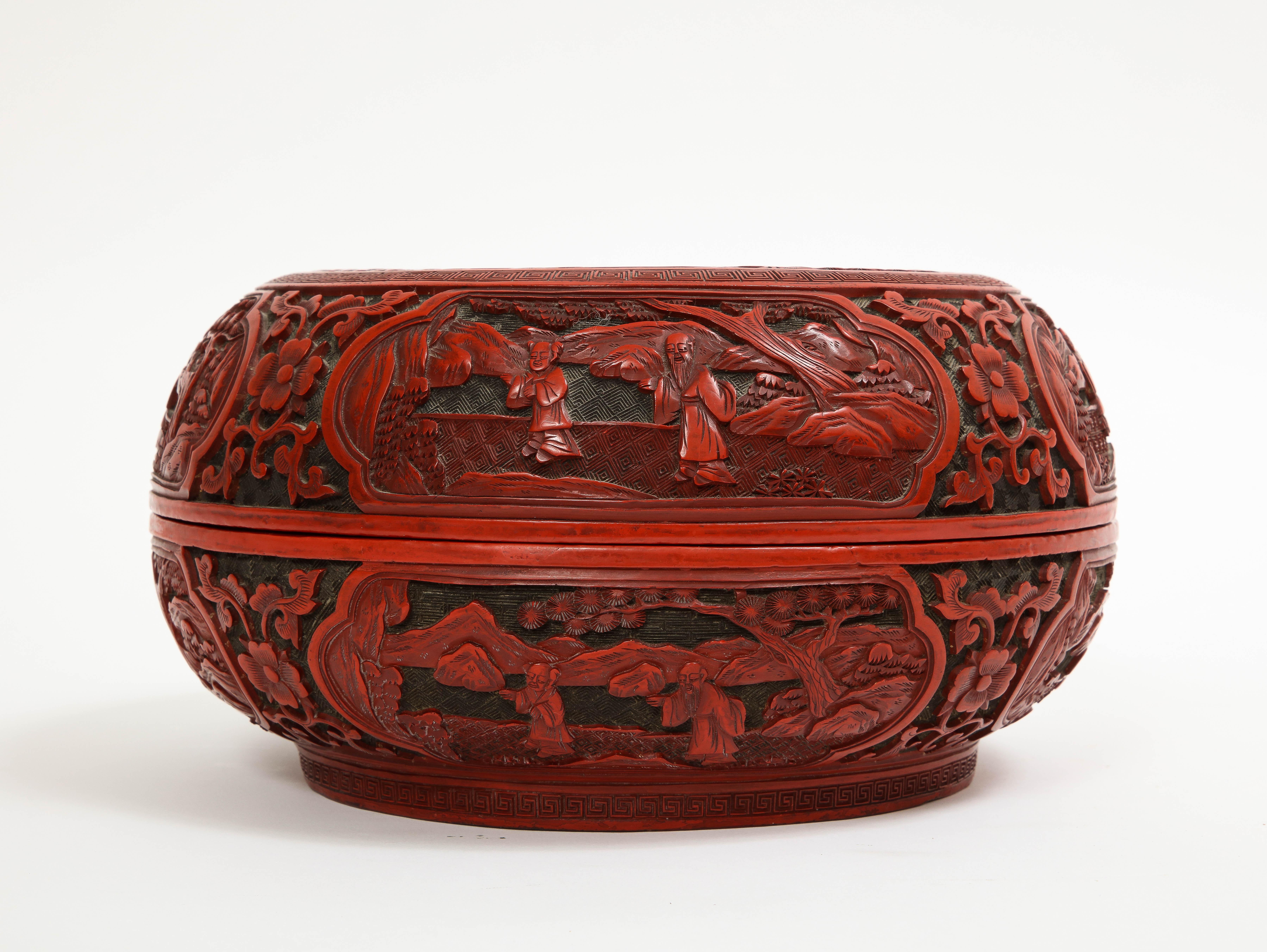 Laque Boîte circulaire chinoise Cinnabar du 18e/19e siècle avec plusieurs cartouches en vente