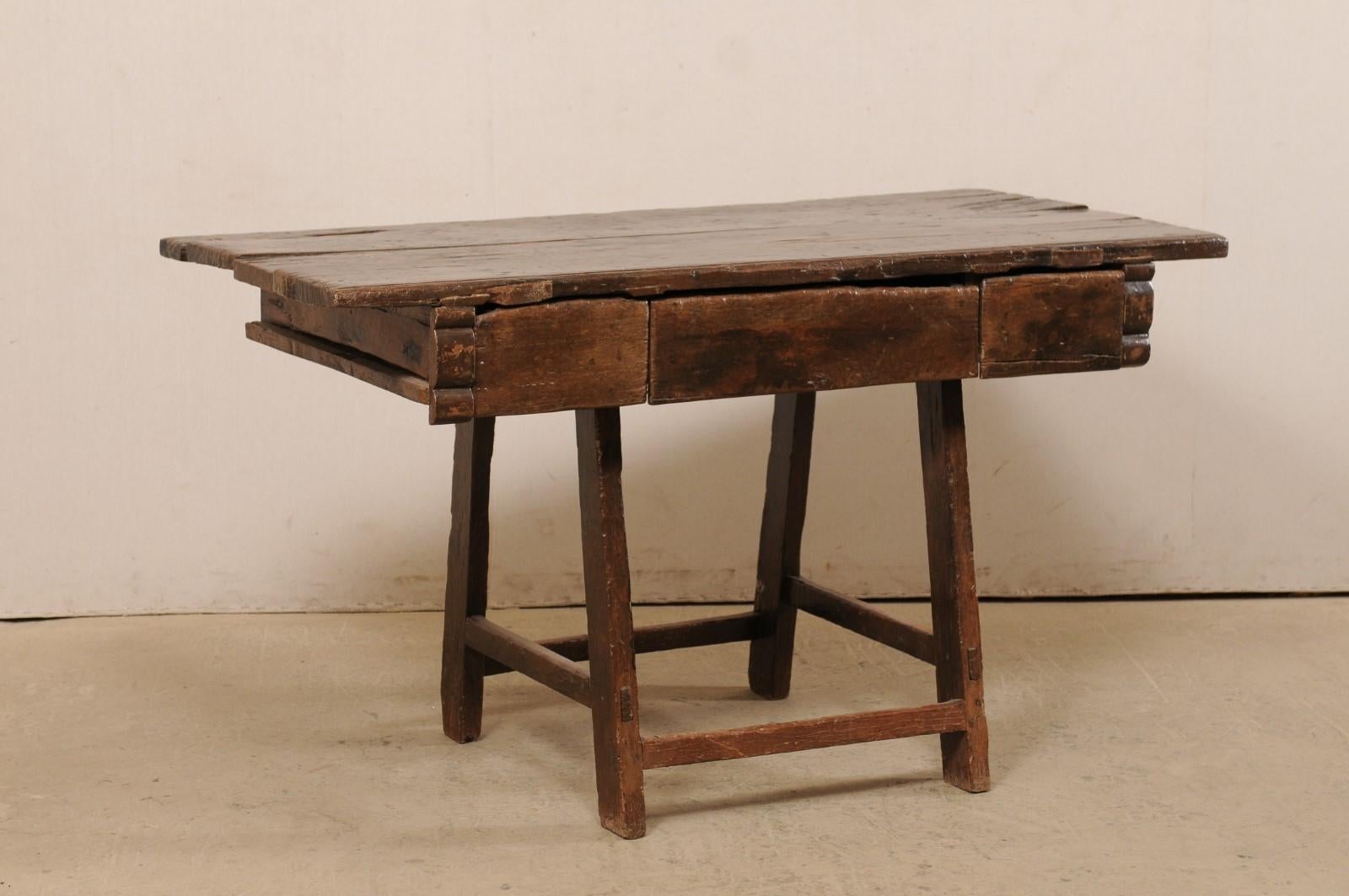 Ein exquisiter Tisch aus brasilianischem Perobaholz mit drei Schubladen aus dem 18. Jahrhundert. Dieser antike Tisch aus Brasilien ist aus Peroba-Holz gefertigt, einem tropischen, in Brasilien heimischen Hartholz, das 35 % härter als Eiche ist. Die