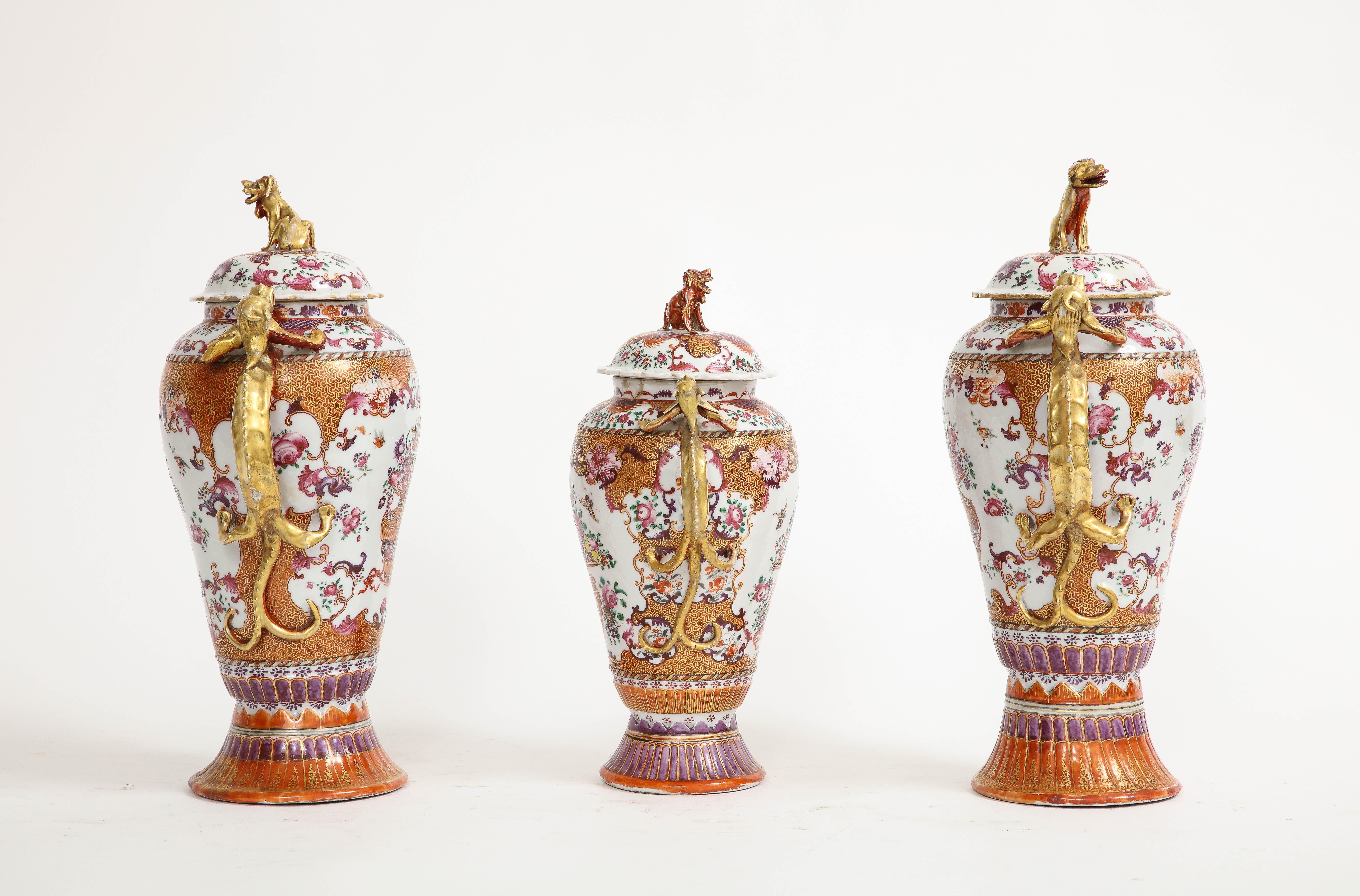Chinesisches Porzellan Famille Rose Mandarin 3-teiliges Vasen-Garnitur-Set aus dem 18. Jahrhundert im Zustand „Gut“ im Angebot in New York, NY