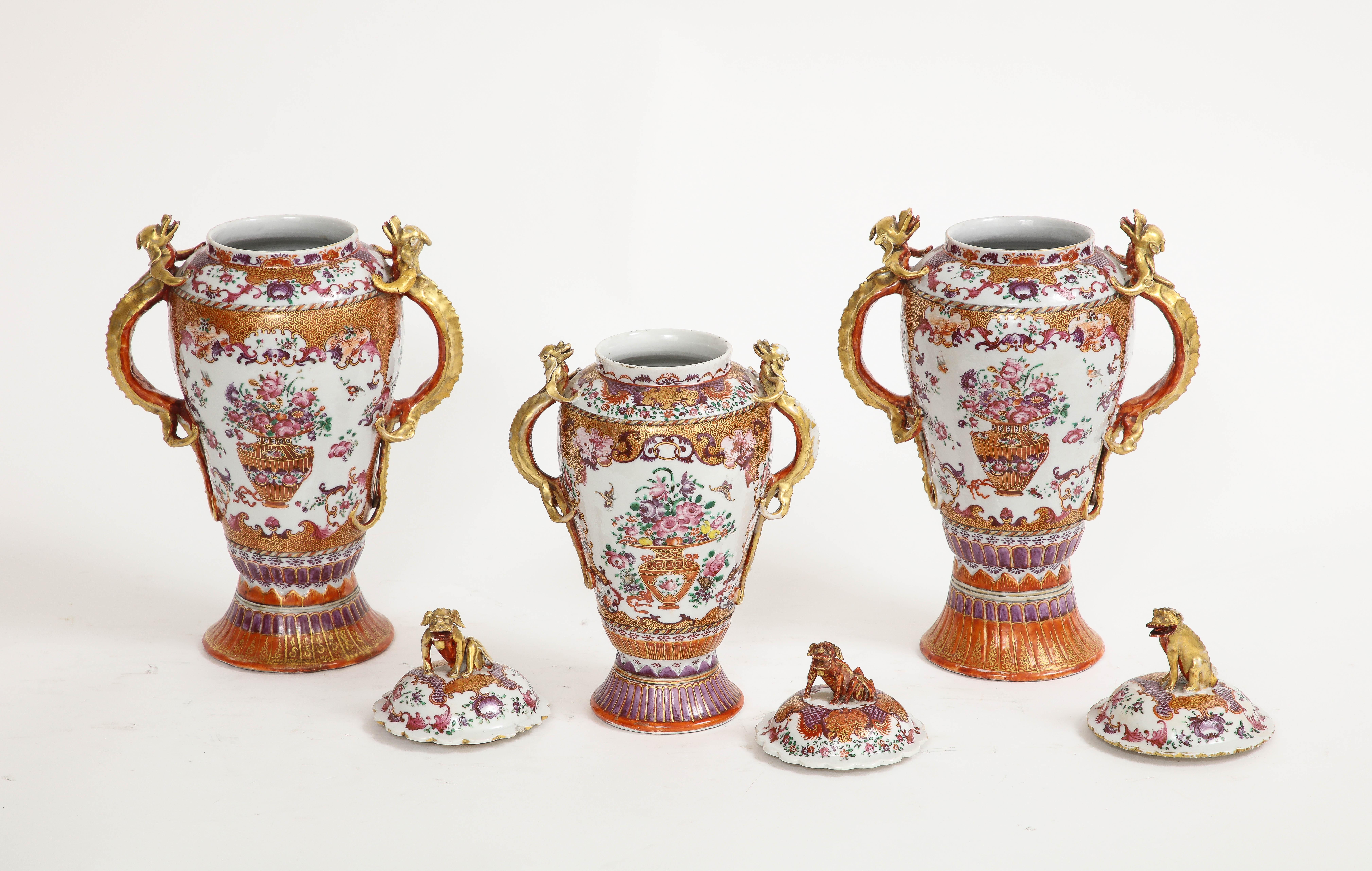 Chinesisches Porzellan Famille Rose Mandarin 3-teiliges Vasen-Garnitur-Set aus dem 18. Jahrhundert (18. Jahrhundert und früher) im Angebot
