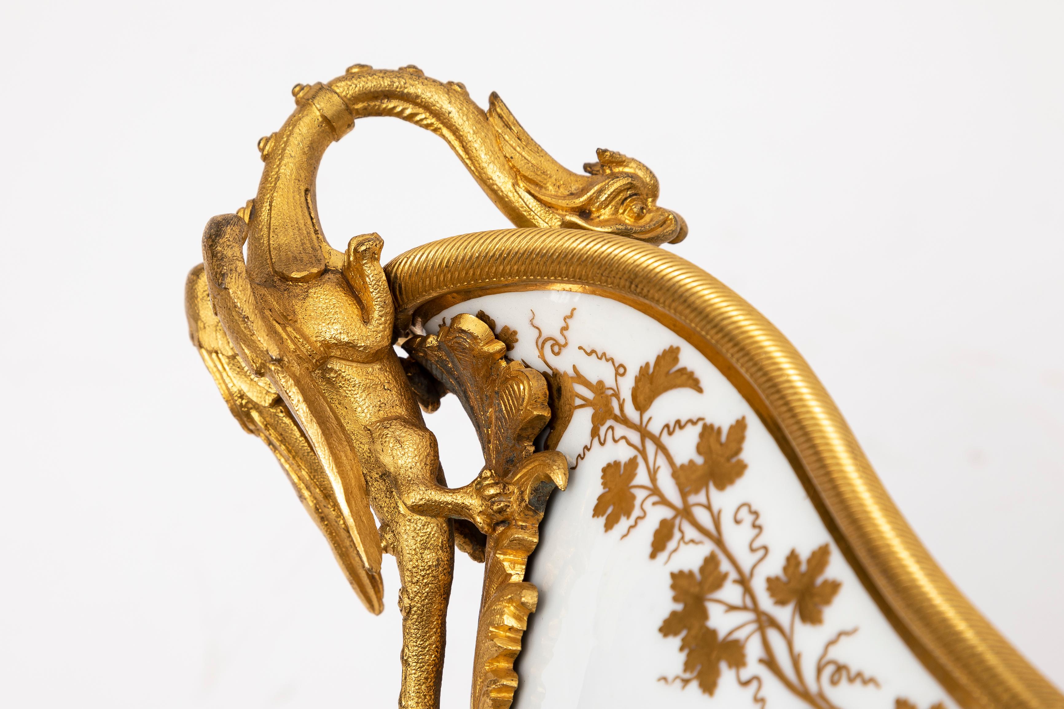 A.I.C. Centre de table en porcelaine de Sèvres montée en bronze doré avec poignées en forme de dragon. en vente 2