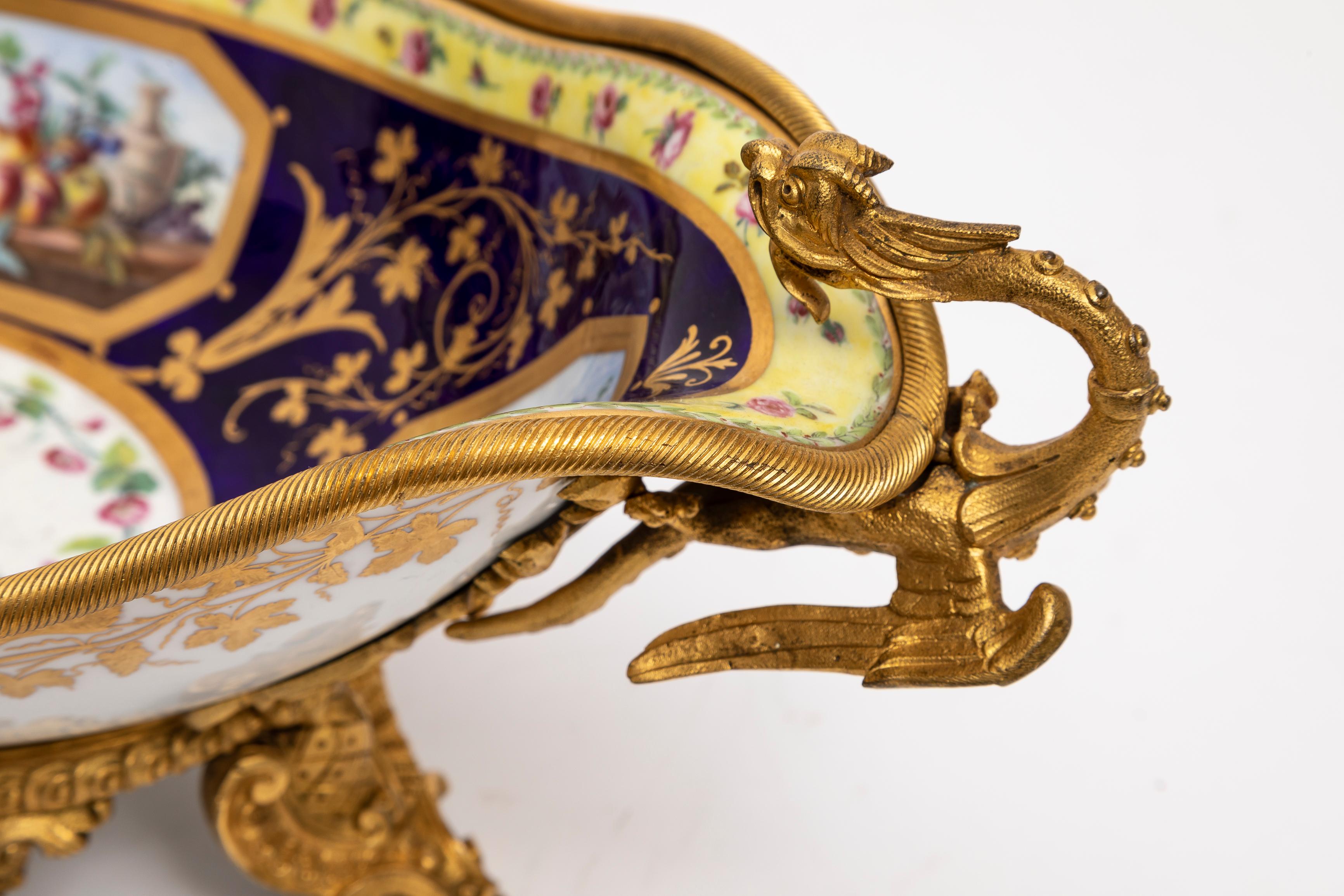 A.I.C. Centre de table en porcelaine de Sèvres montée en bronze doré avec poignées en forme de dragon. en vente 3