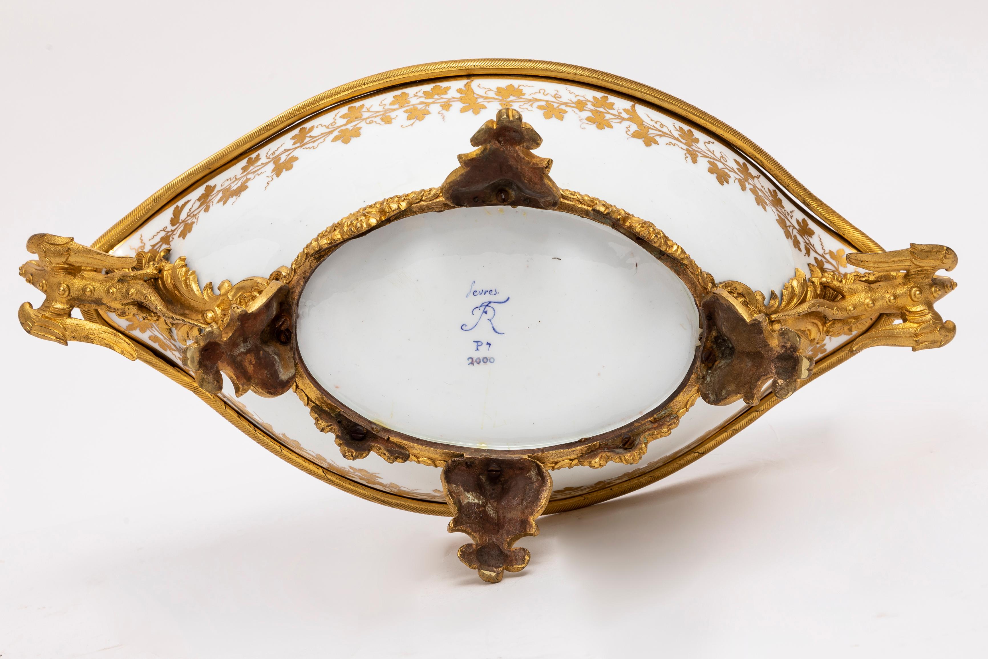 A.I.C. Centre de table en porcelaine de Sèvres montée en bronze doré avec poignées en forme de dragon. en vente 5
