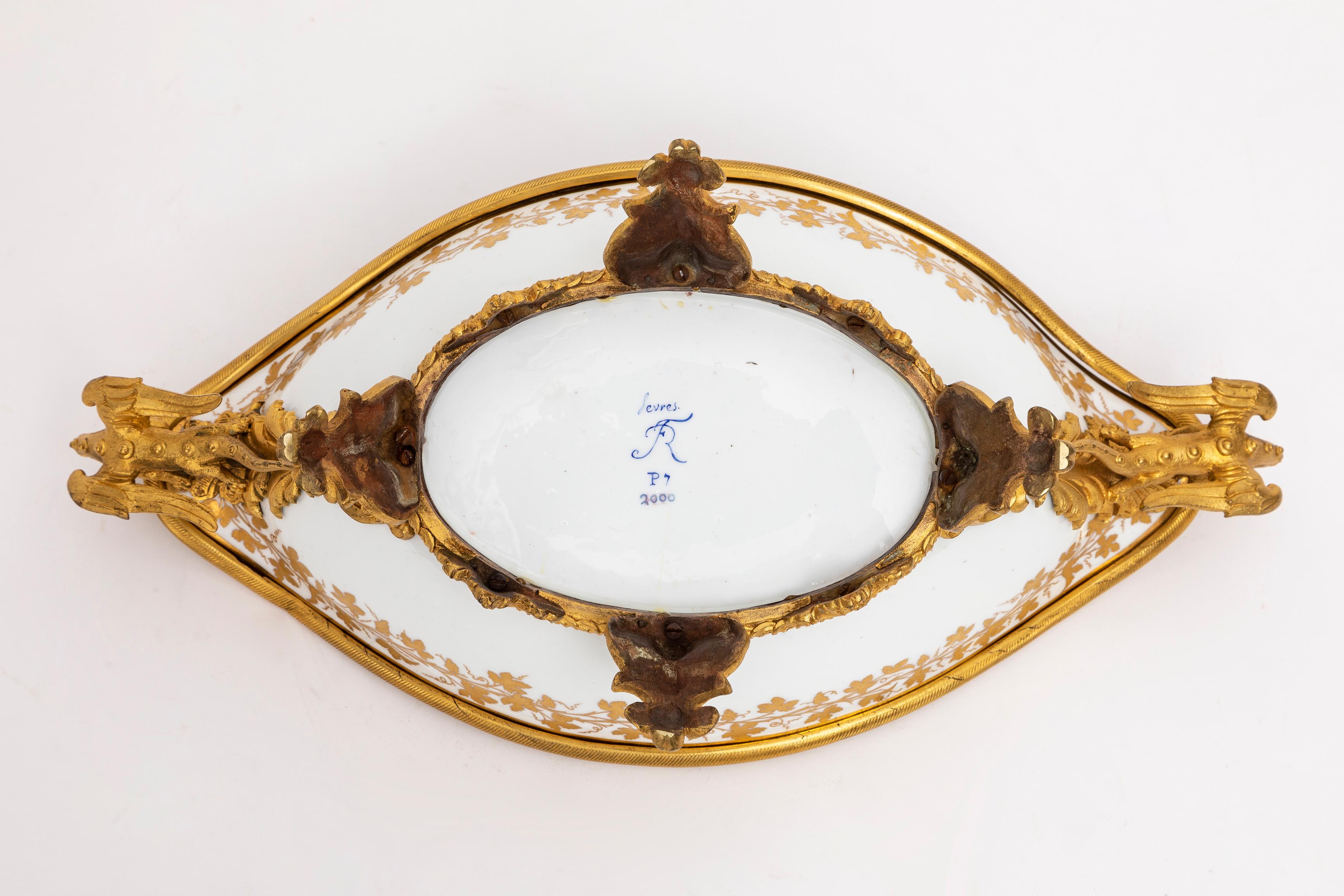 A.I.C. Centre de table en porcelaine de Sèvres montée en bronze doré avec poignées en forme de dragon. en vente 6