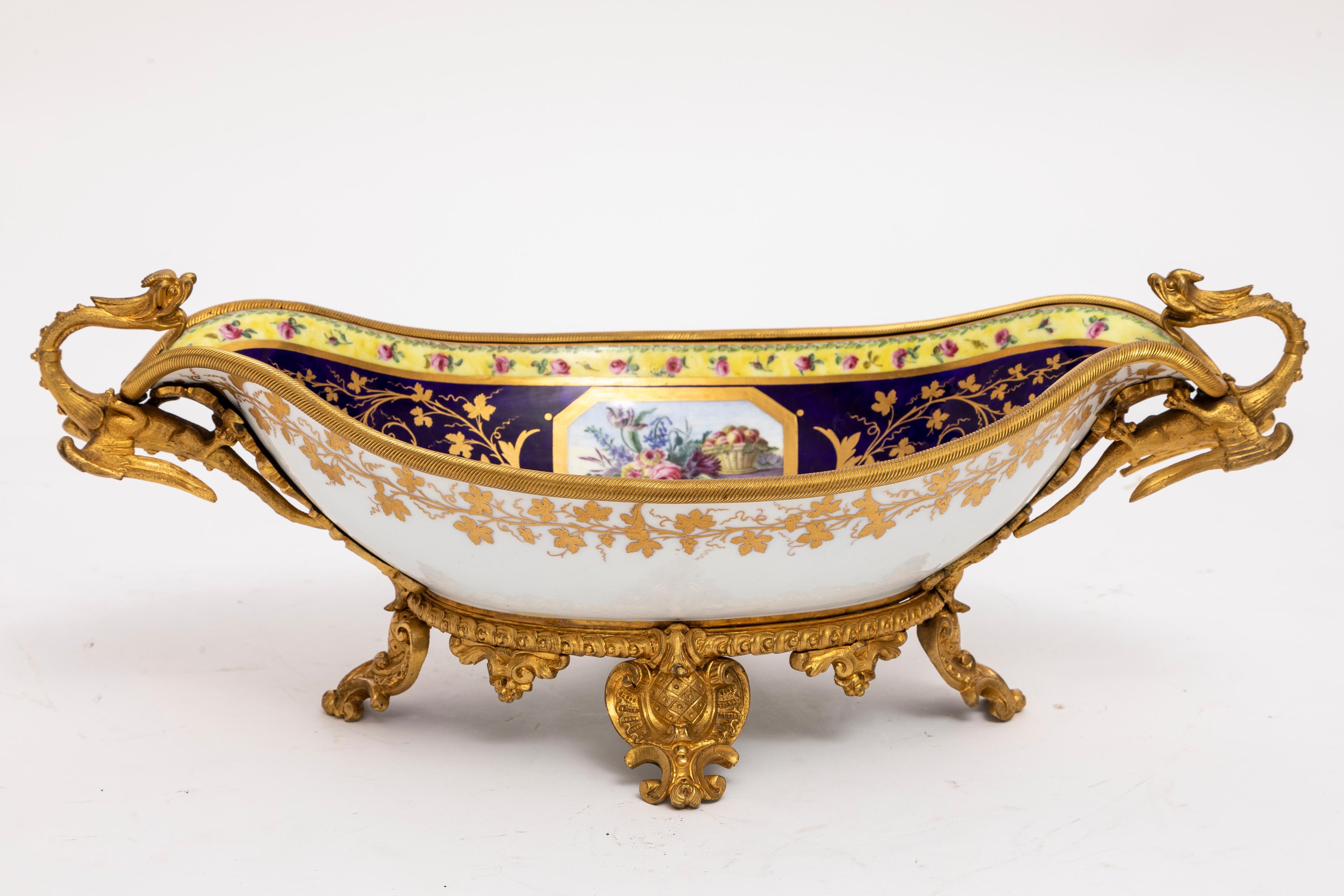 Louis XVI A.I.C. Centre de table en porcelaine de Sèvres montée en bronze doré avec poignées en forme de dragon. en vente