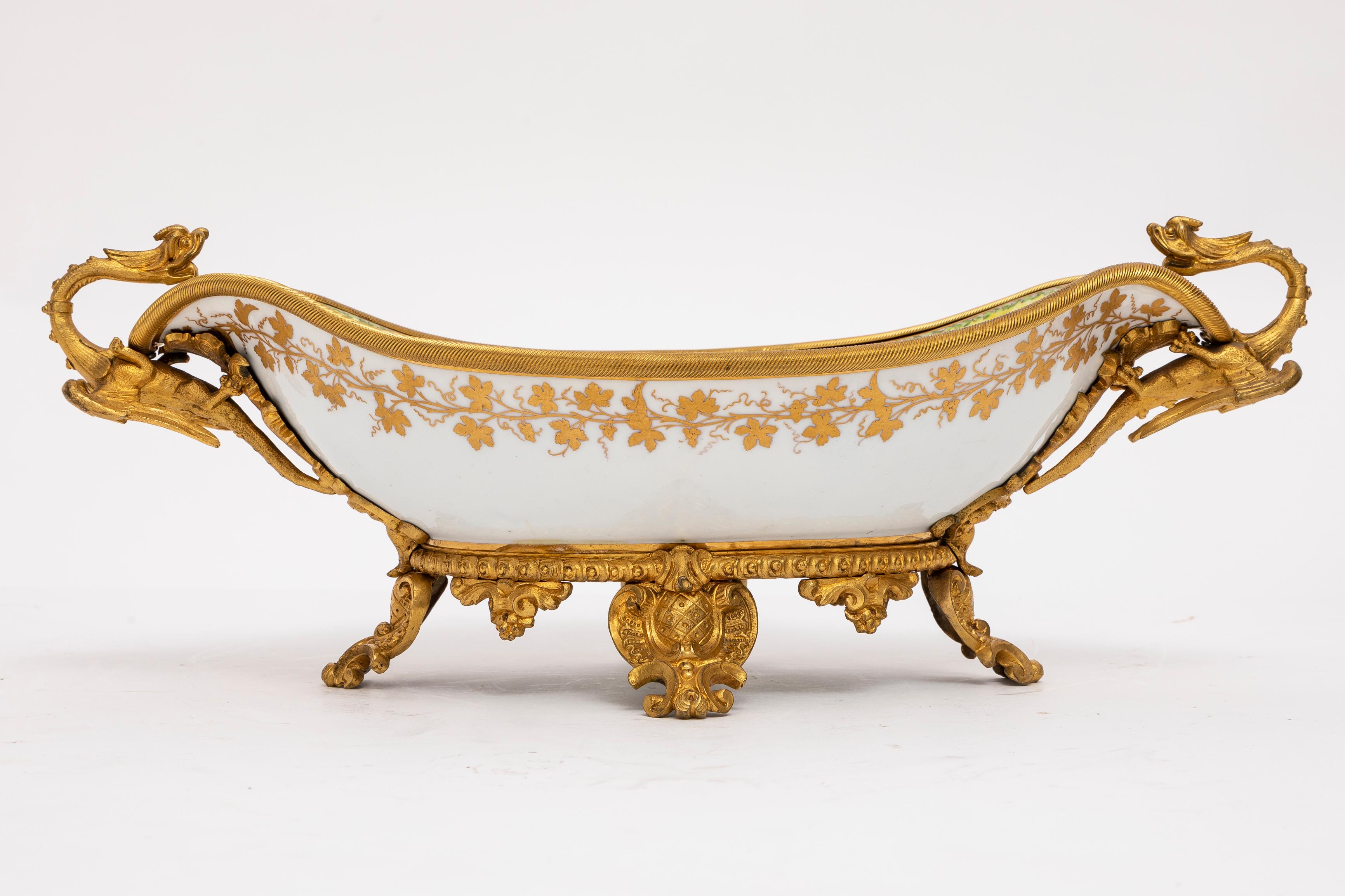 Doré A.I.C. Centre de table en porcelaine de Sèvres montée en bronze doré avec poignées en forme de dragon. en vente